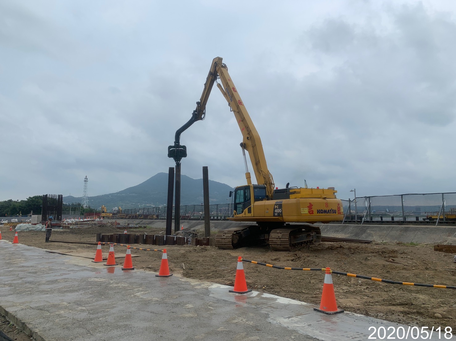 淡水端基礎鋼板樁打設