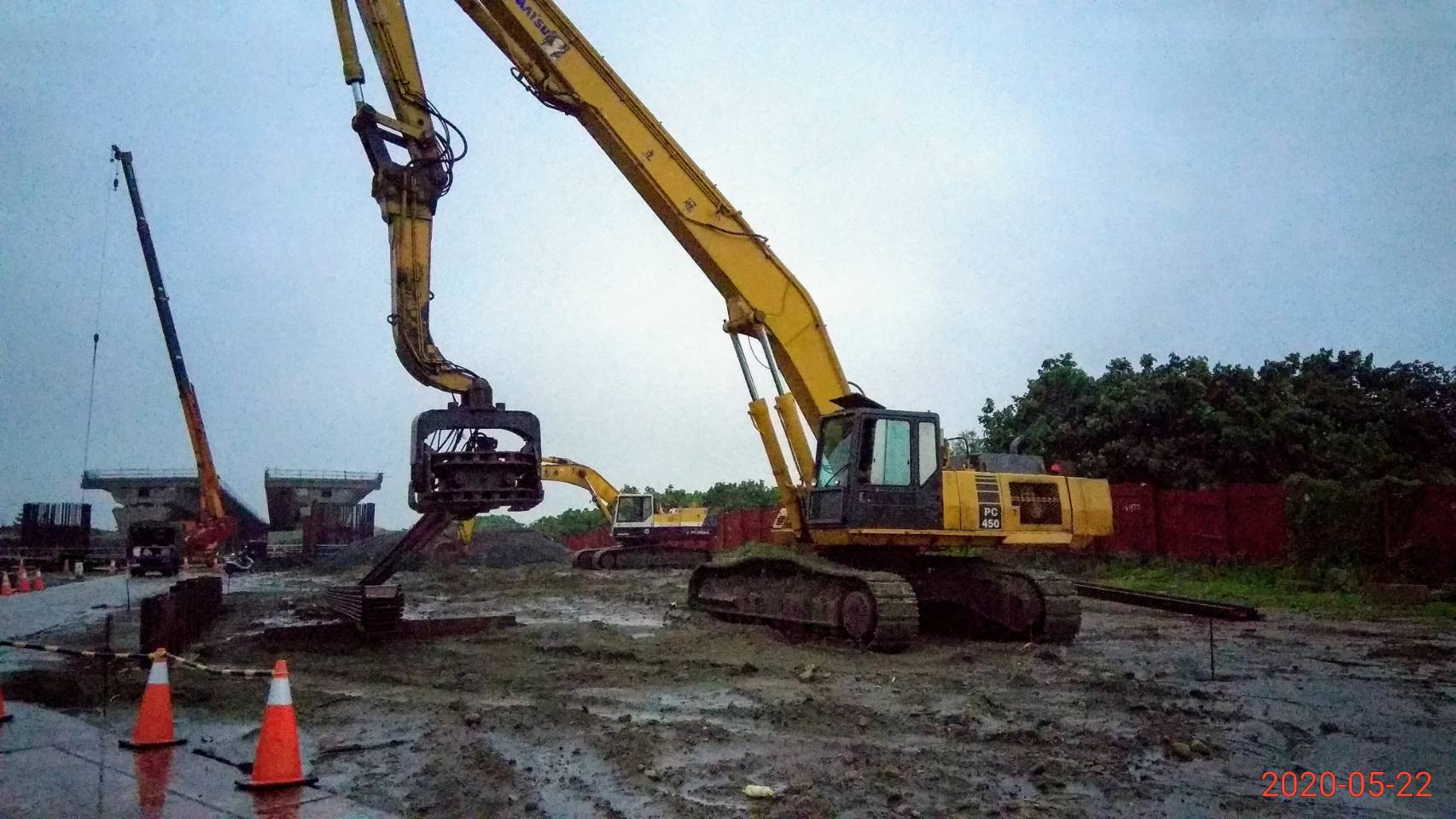 八里端P2N&S橋墩基礎鋼板樁打設施工.