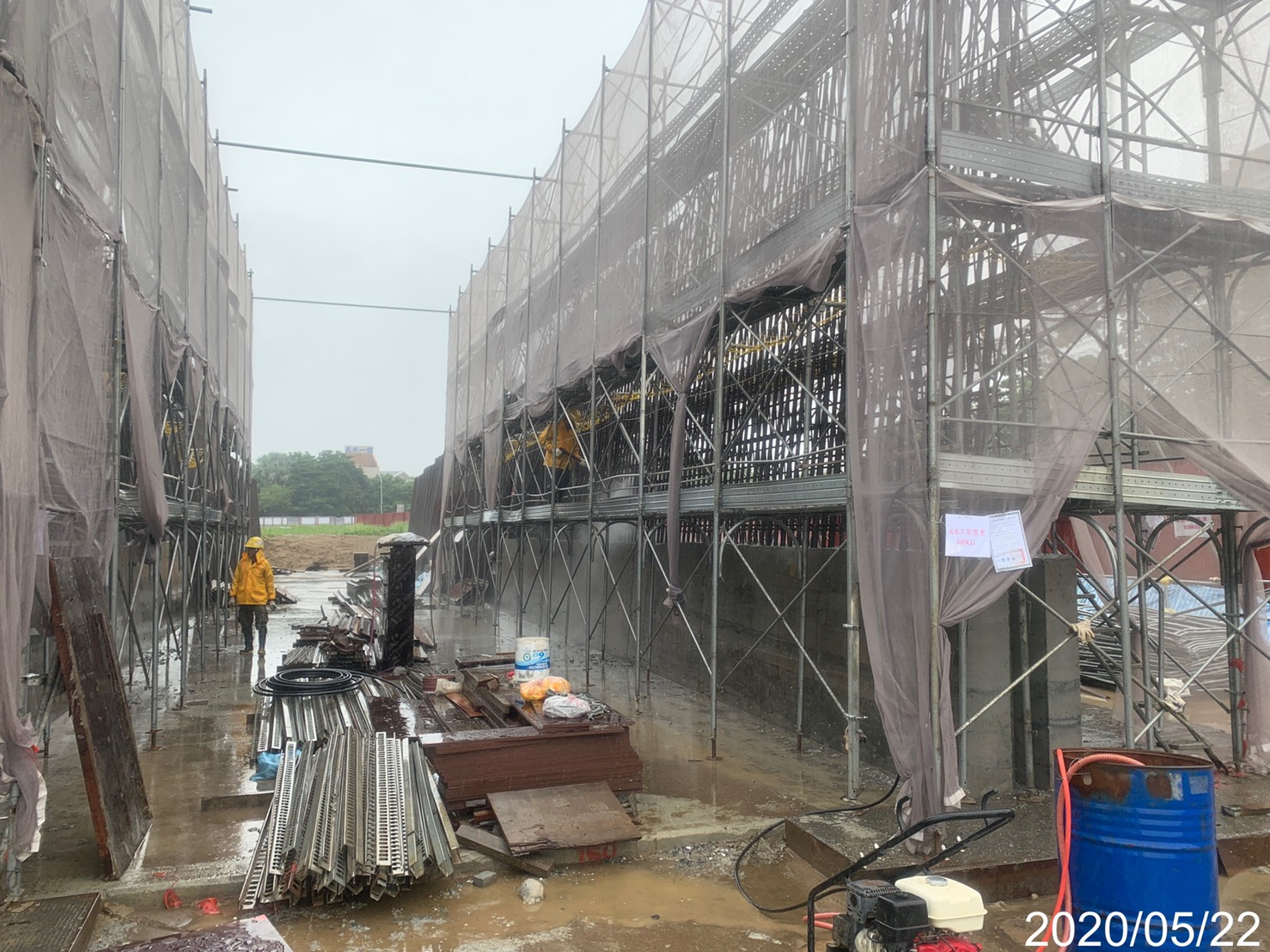 淡水端匝道擋土牆牆面昇層施工.