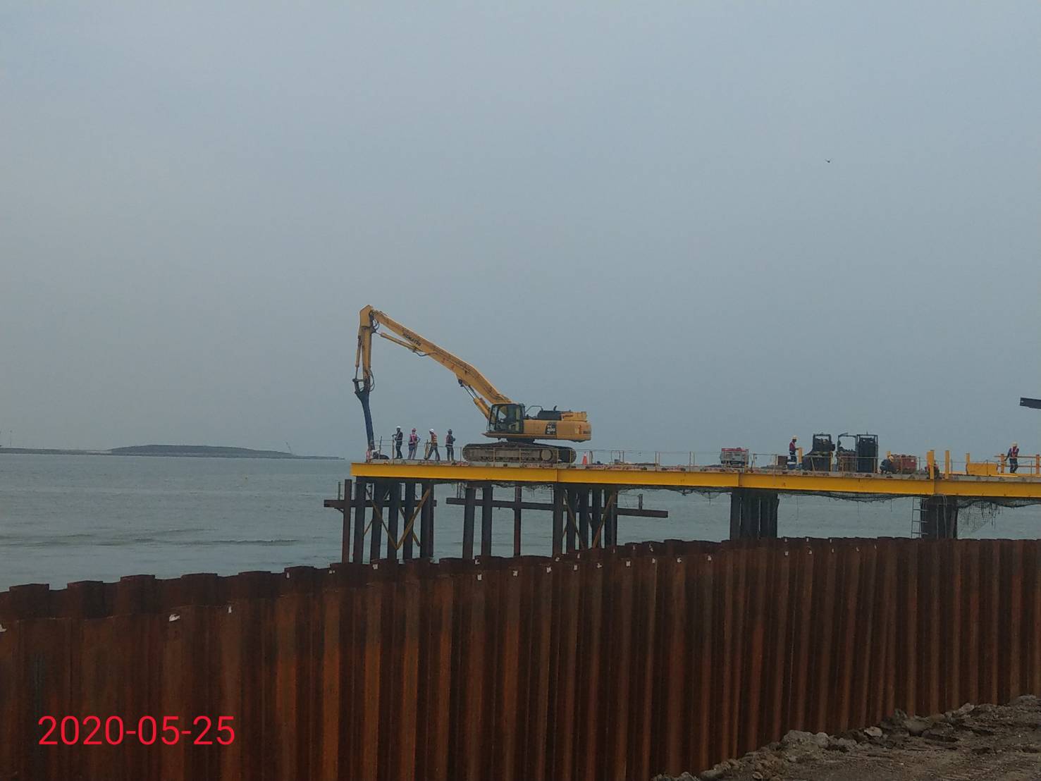淡水端施工鋼便橋中間柱型鋼打設