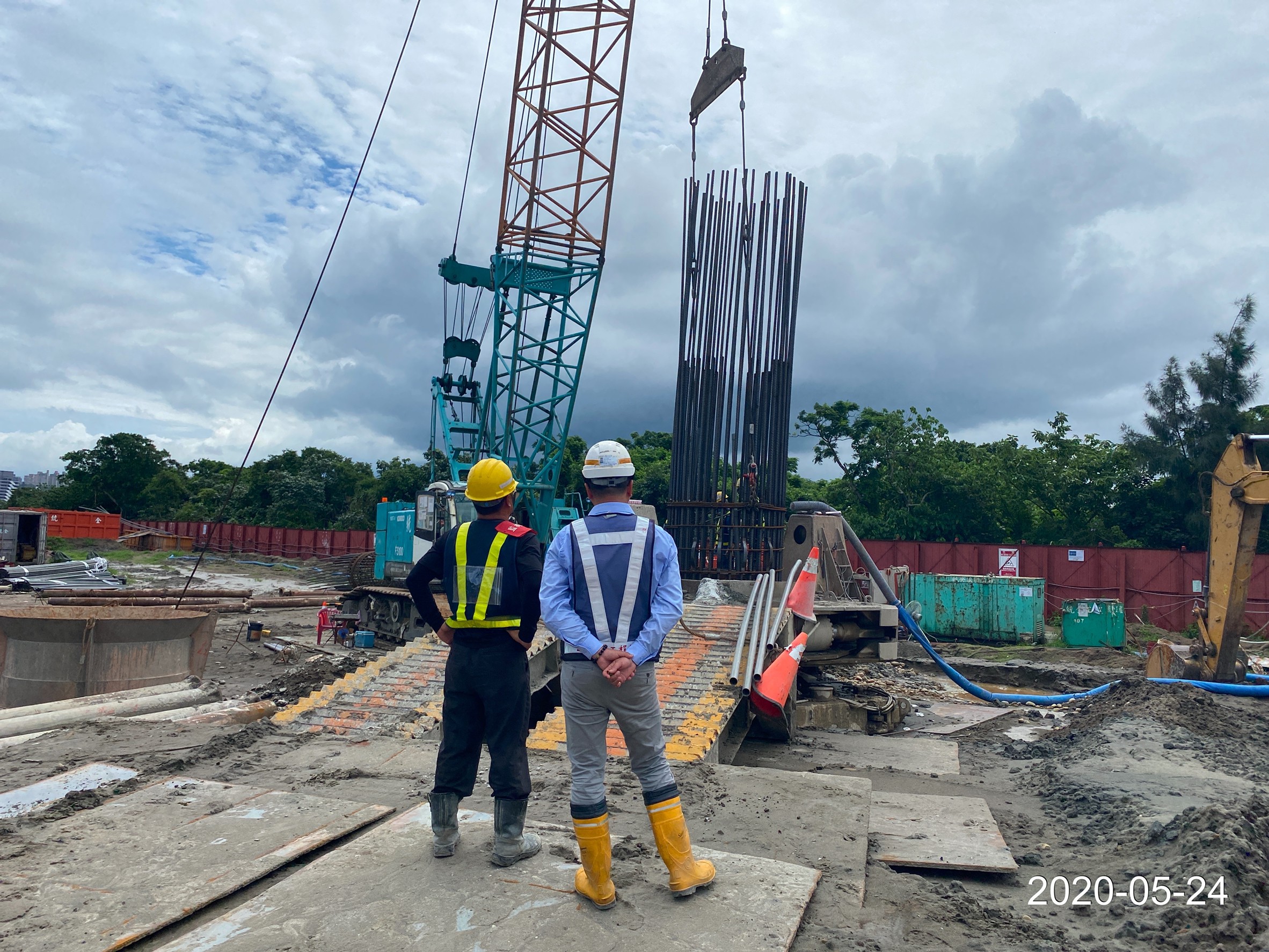 八里端基樁鋼筋籠吊放監督