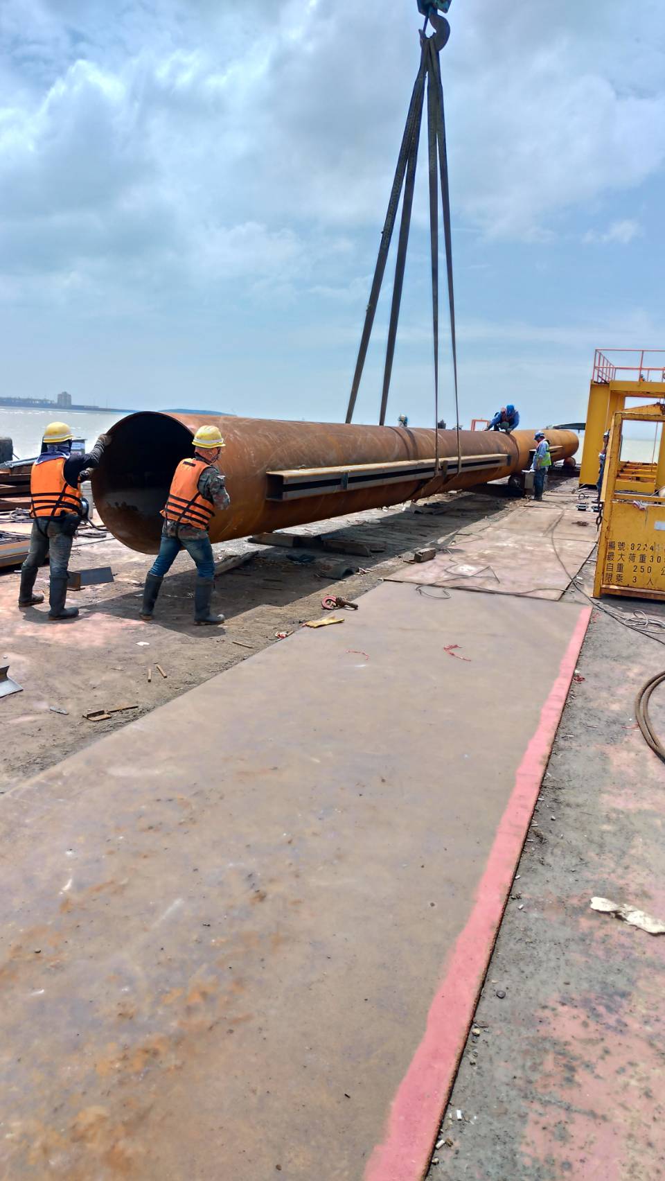 河中段鋼管樁水平對接作業.