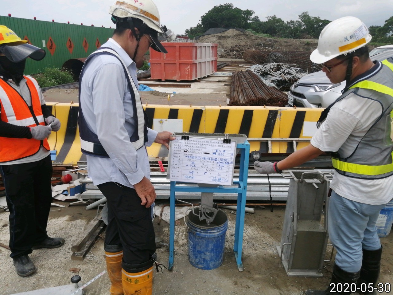 八里端橋墩基礎自充填RC坍流度試驗施作.