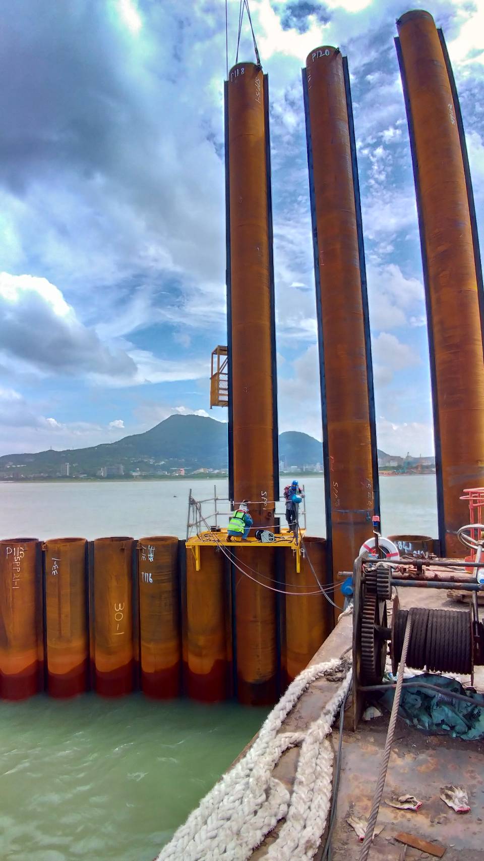 河中段鋼管樁安裝打設作業.