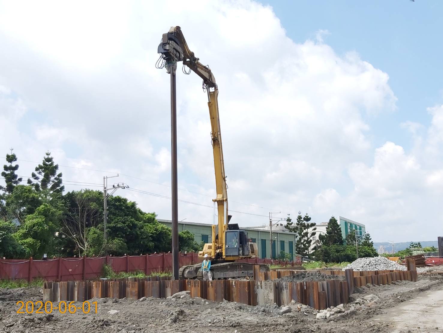 八里端基礎板鋼板樁打設