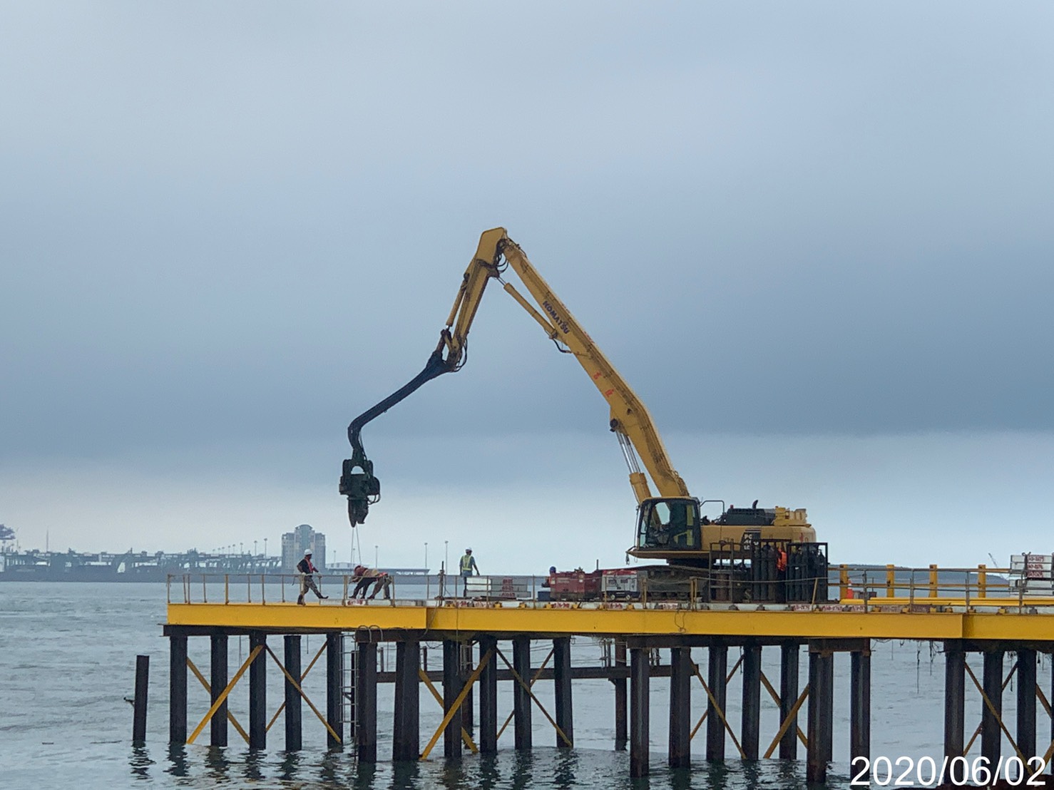 淡水端施工鋼便橋混凝土複合式覆蓋板舖設