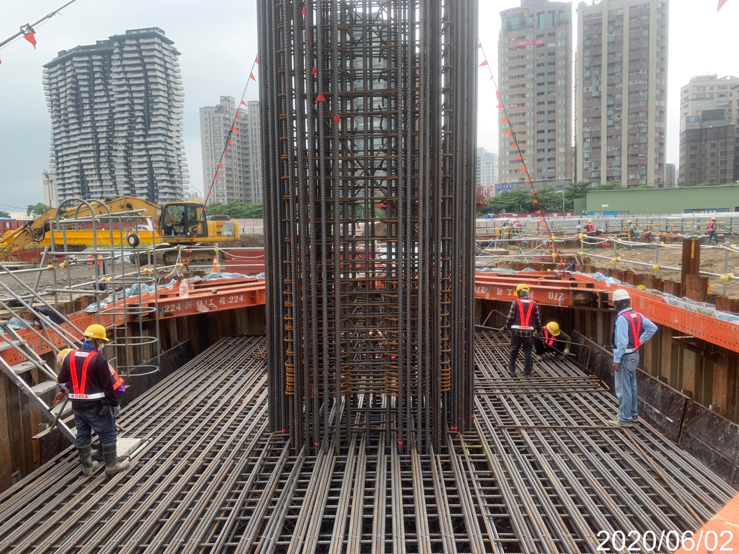 淡水端橋墩基礎鋼筋綁紮.