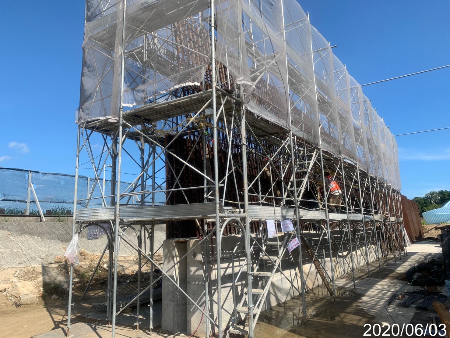 淡水端RL2（L8）擋土牆牆身第二昇層組模