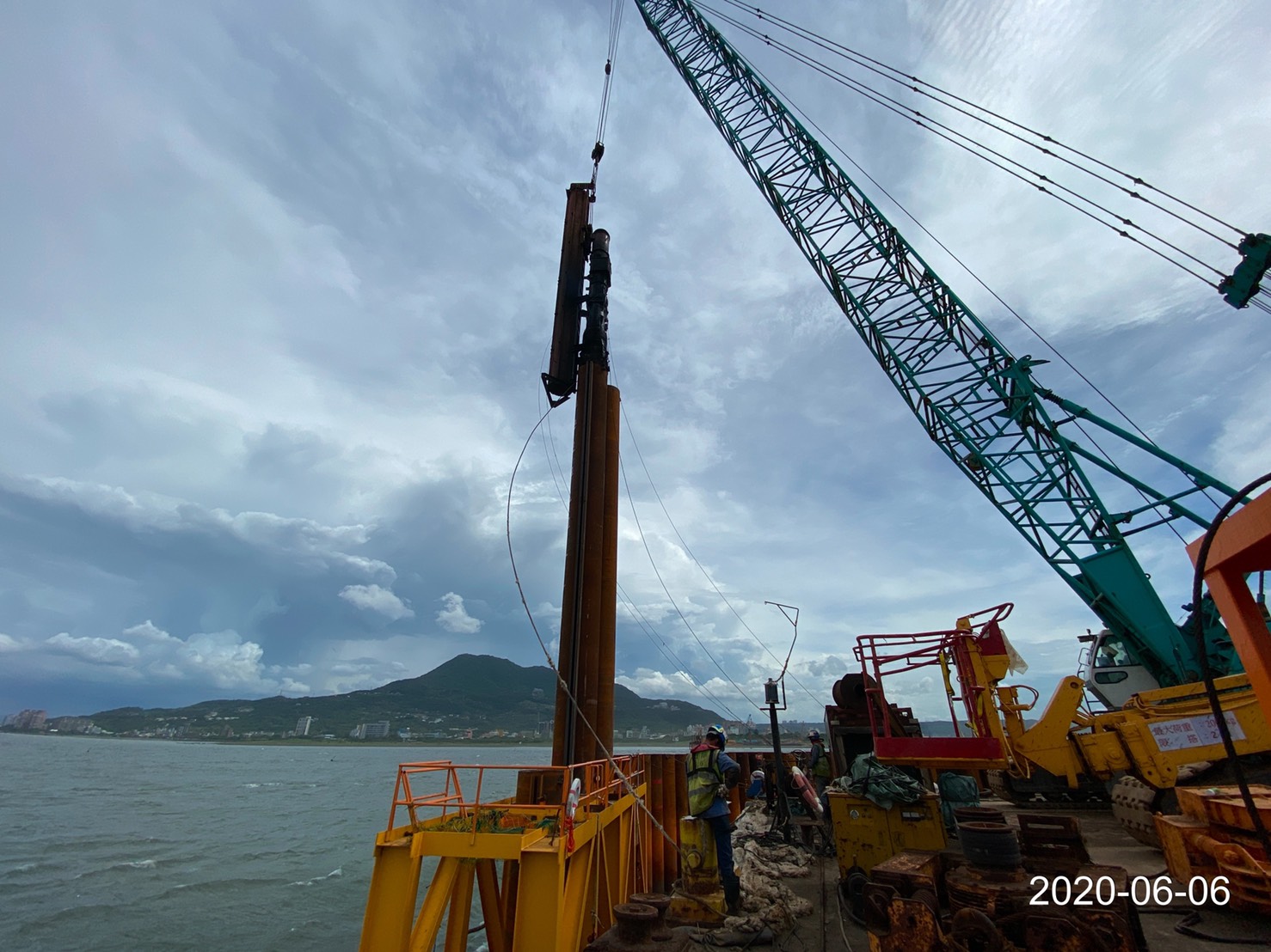 河中段圍堰鋼管樁打設作業.