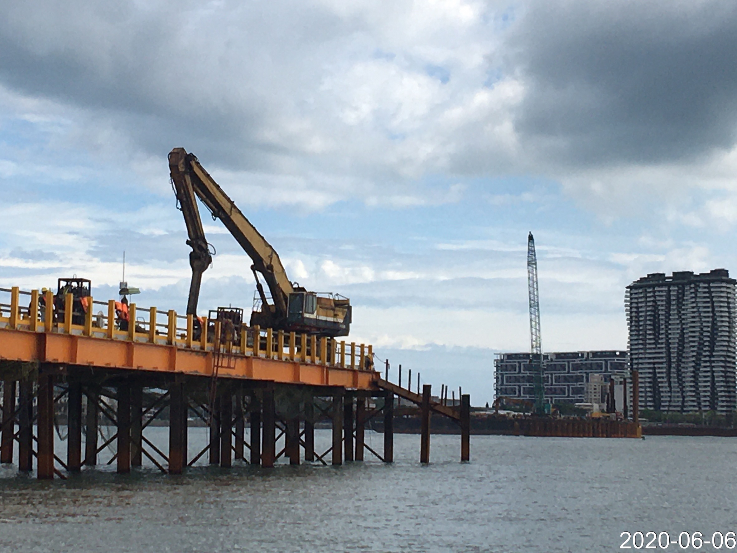 八里端鋼便橋打設施作.