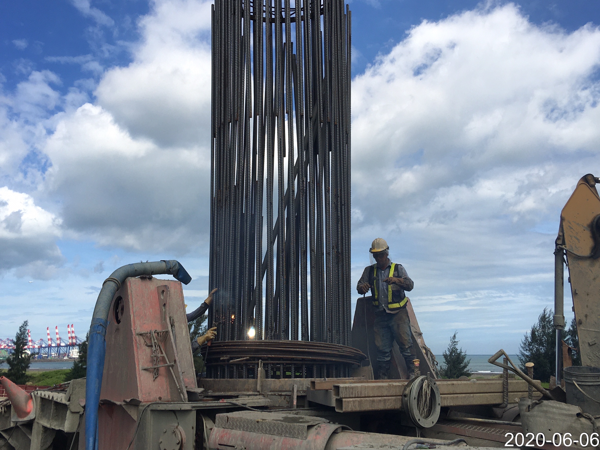 八里端基樁工程鋼筋籠搭接焊燒施工.