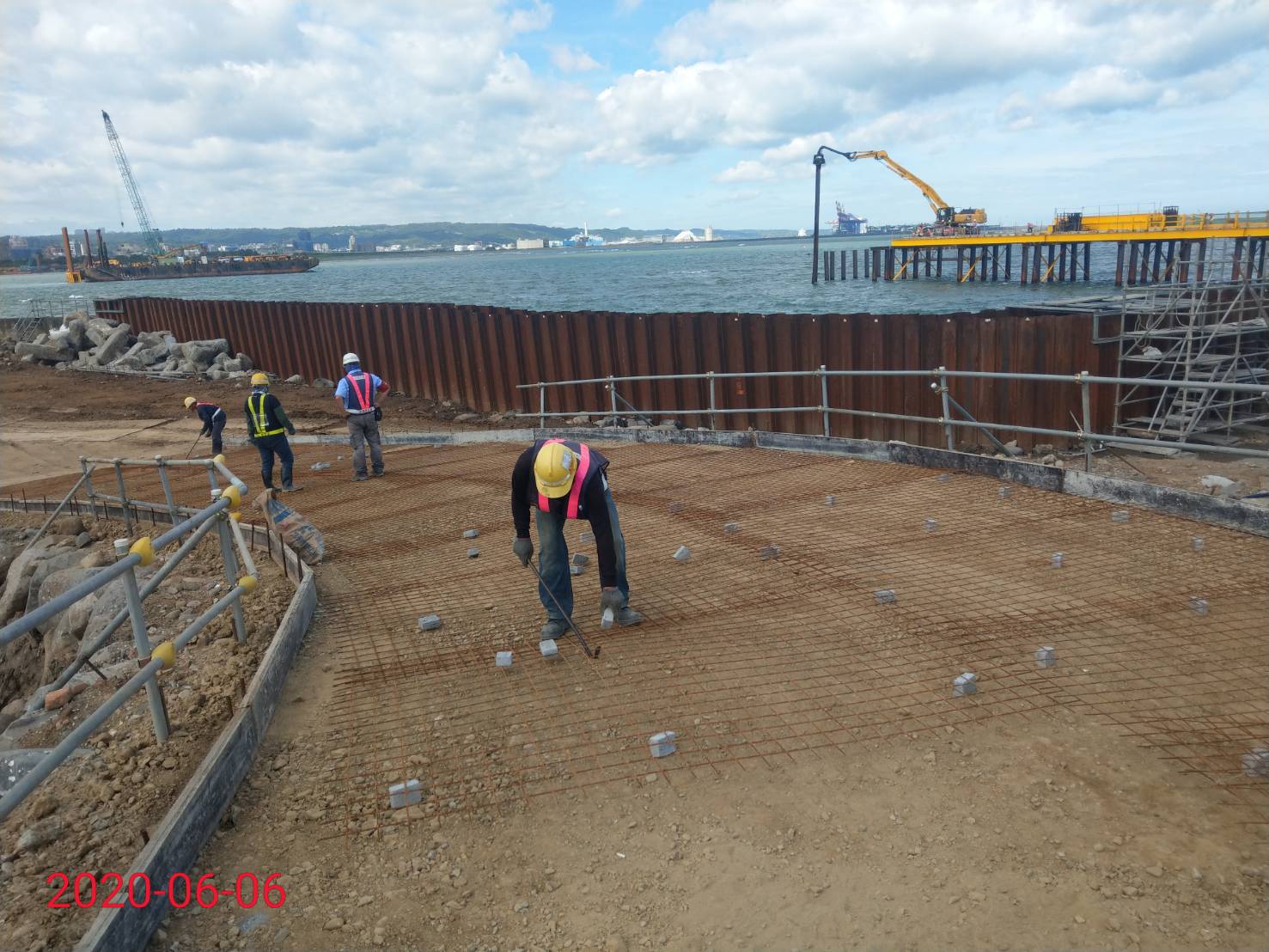 淡水端越堤施工便道鐵網鋪設施工.