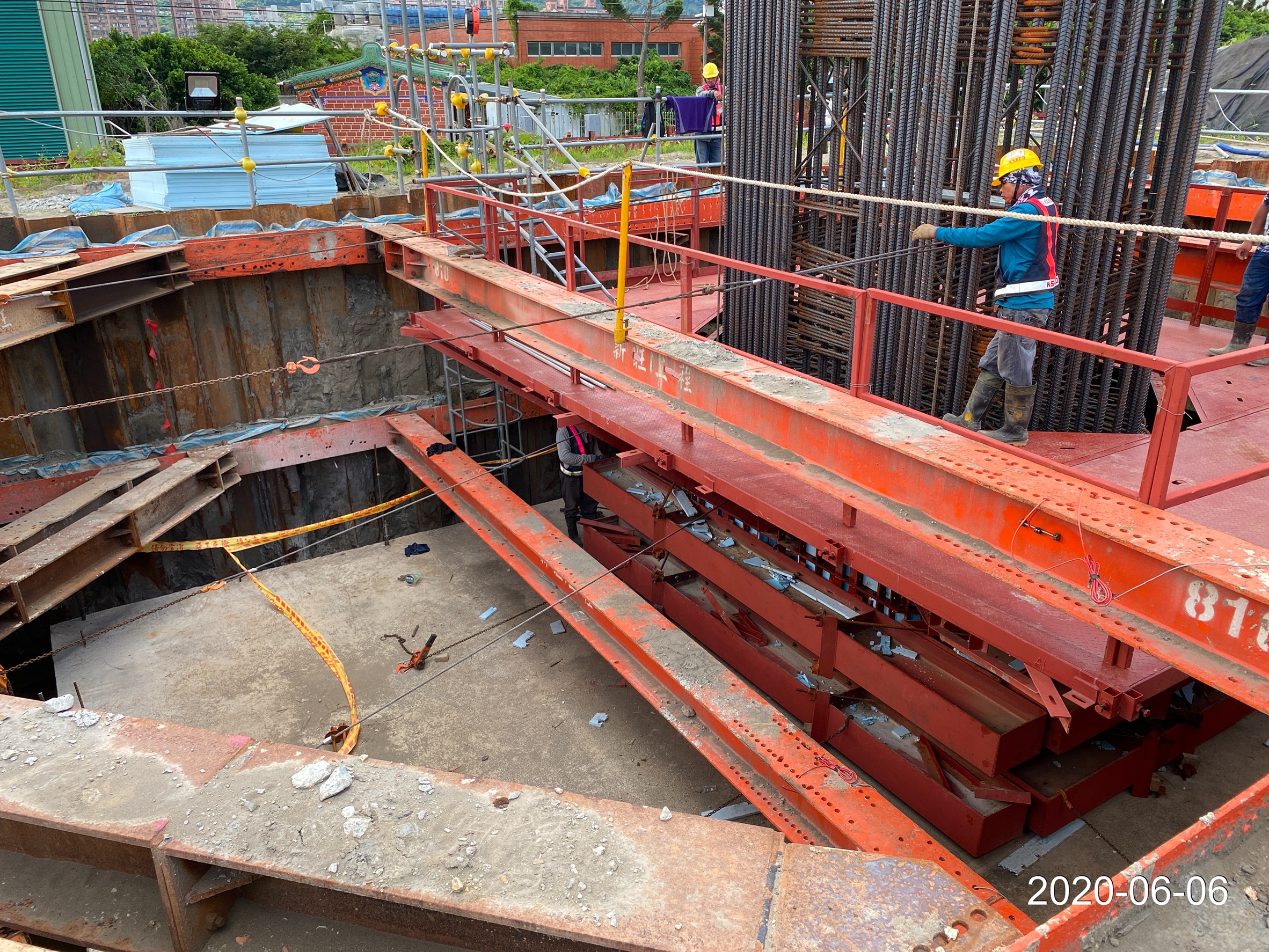 八里端橋墩墩柱昇層鋼筋組立施工.