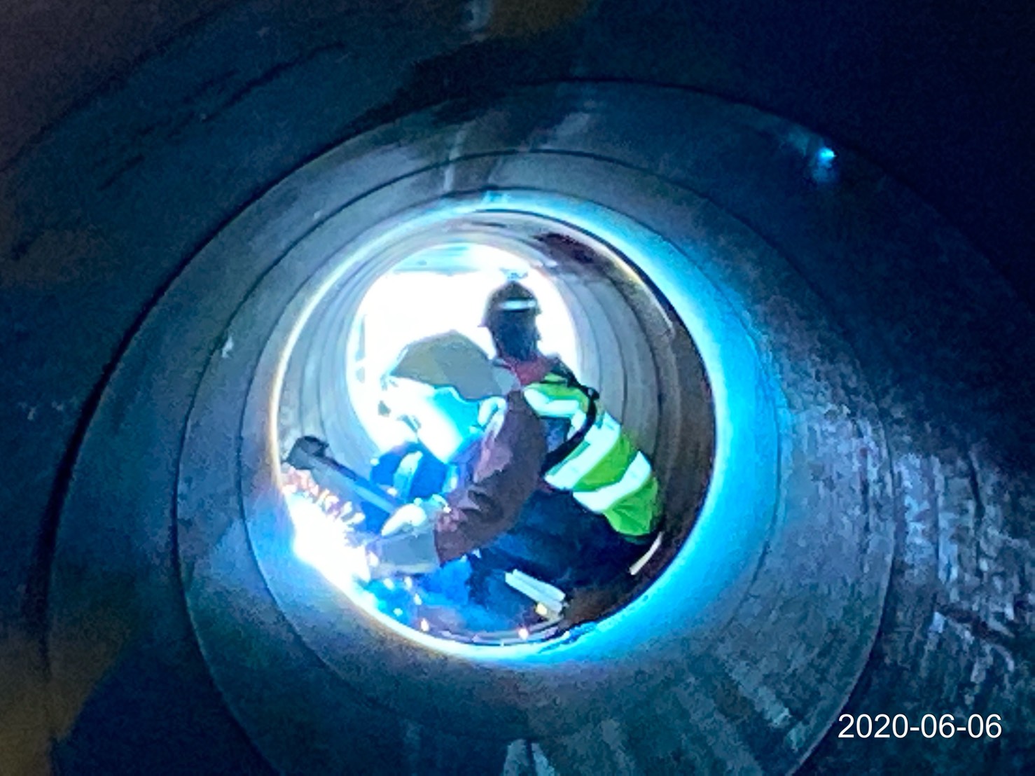 河中段圍堰鋼管樁接樁焊接作業.
