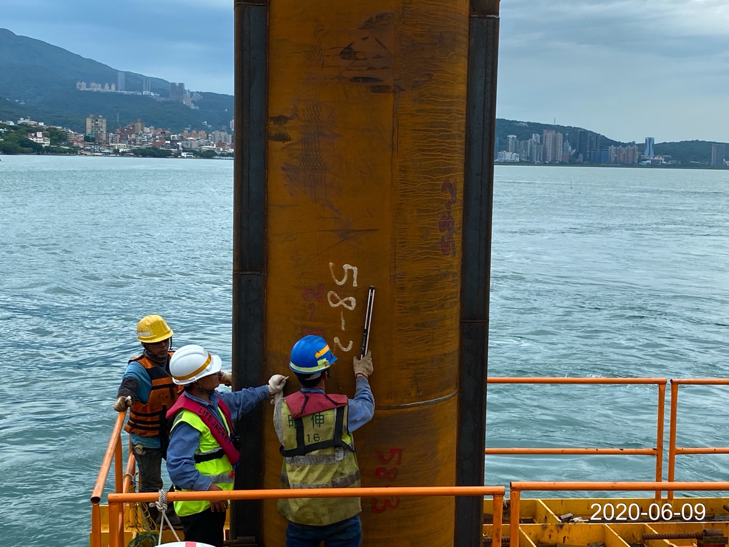 河中段P130鋼管樁套管銲接