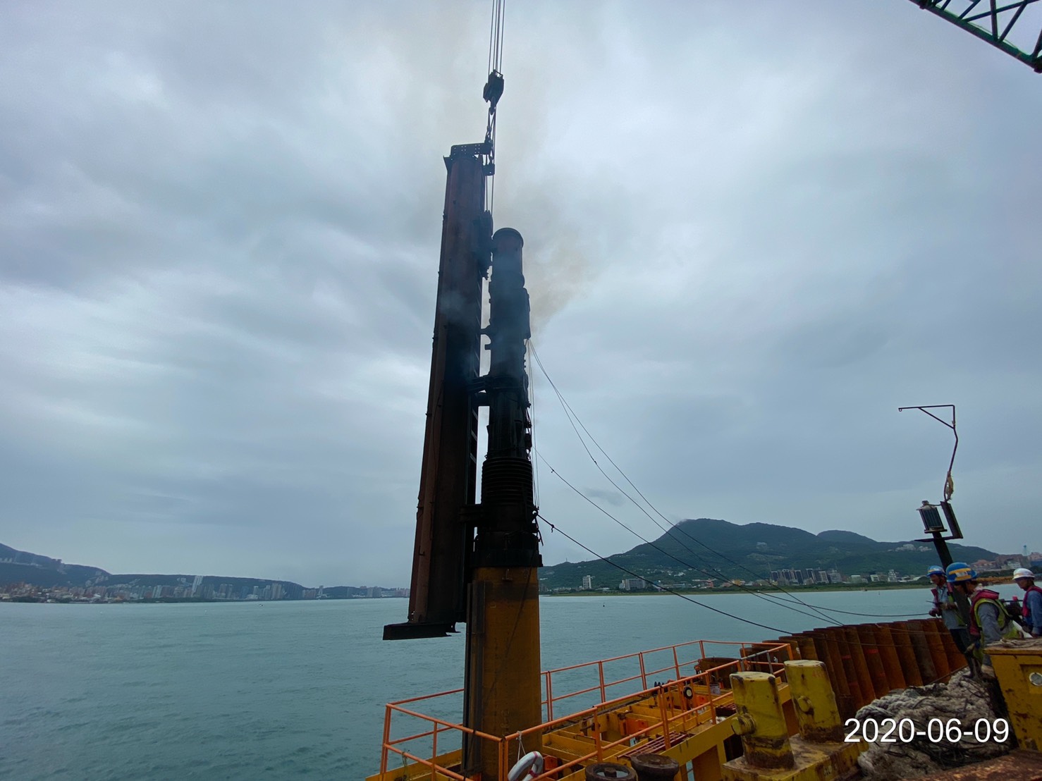 河中段P130鋼管樁套管打設