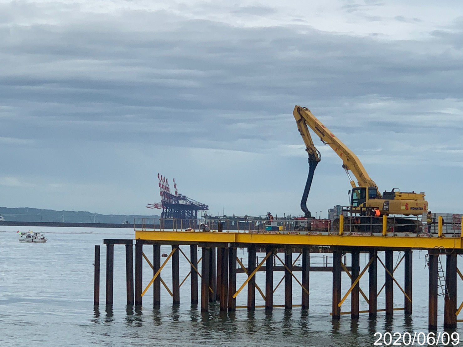 淡水端施工便橋覆工板吊放固定