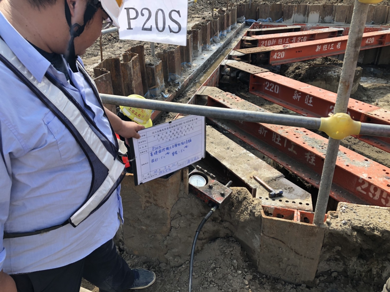 淡水端墩柱基礎板支撐系統架設後加壓查驗
