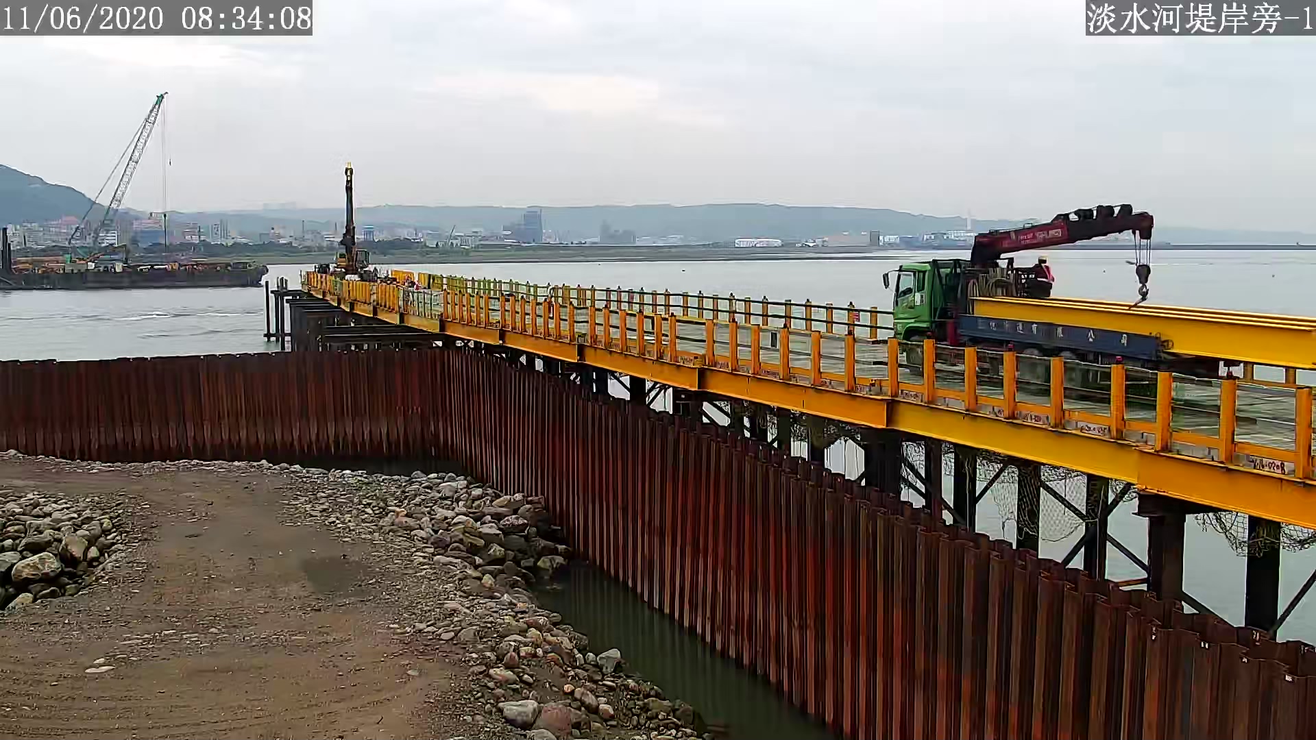 淡水端施工鋼便道型鋼橫樑構件材料進場