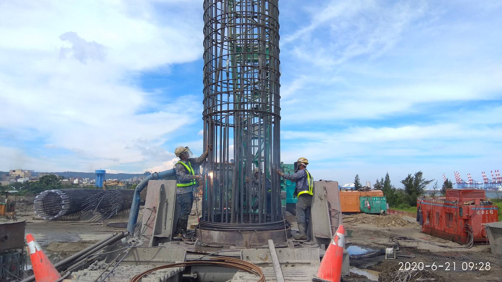 八里端基樁鋼筋籠搭接焊燒作業.