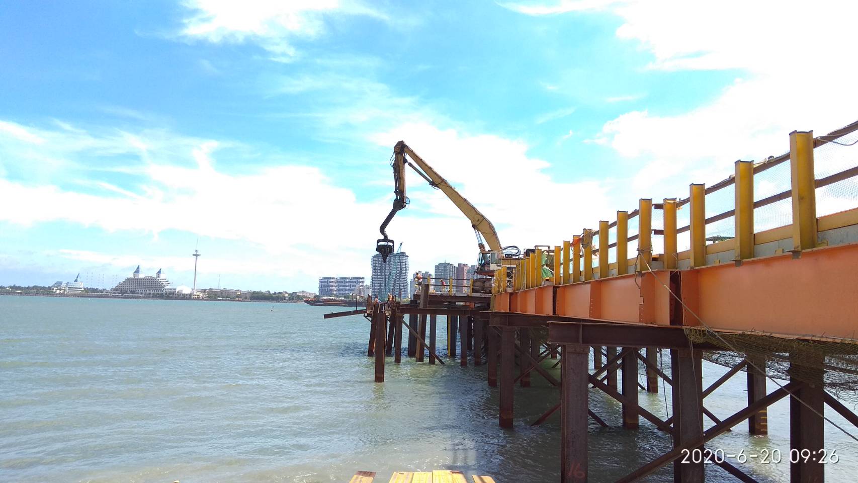 八里端施工鋼便橋立柱型鋼打設施作.