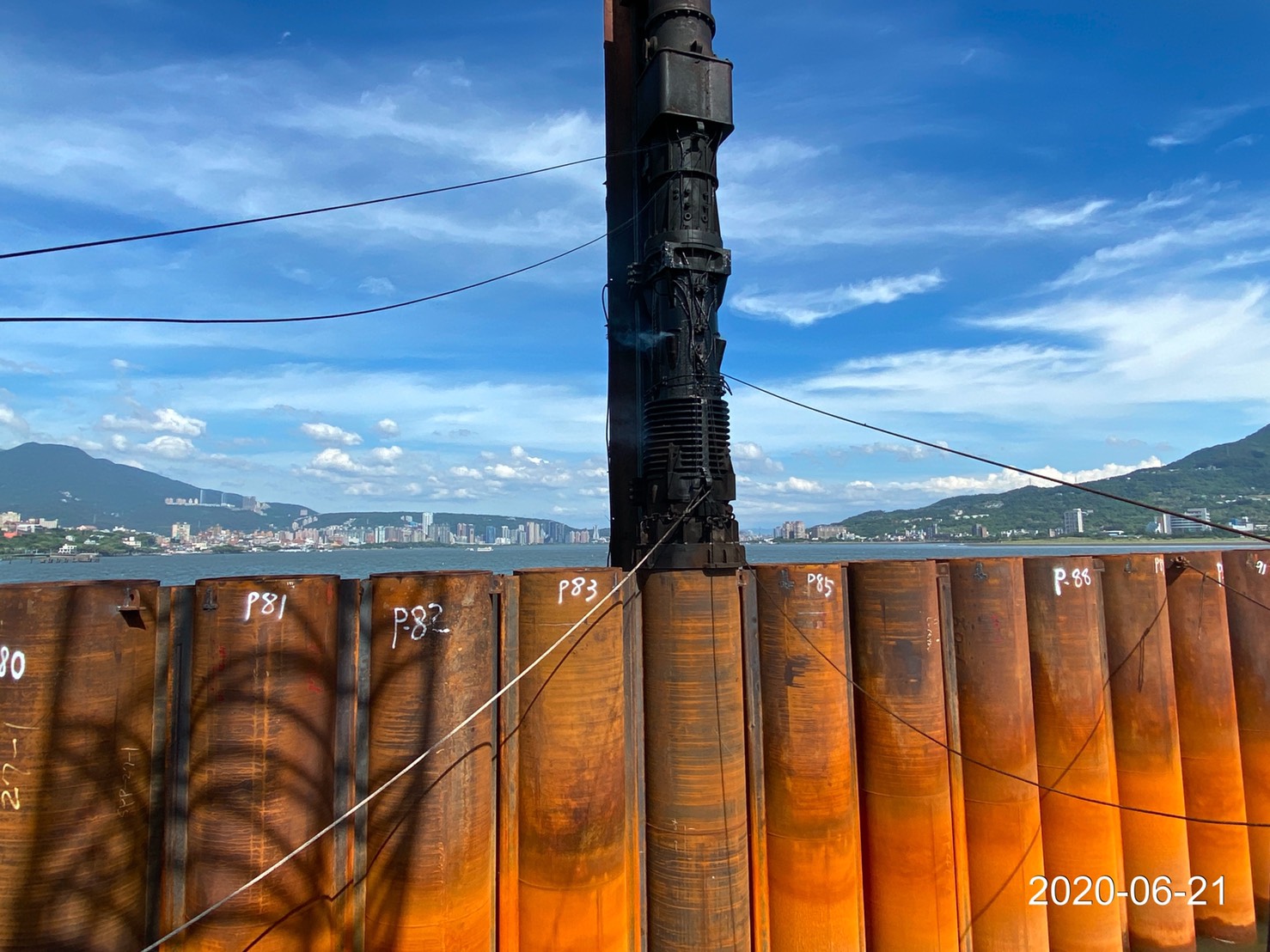 河中段圍堰鋼管樁打設作業.