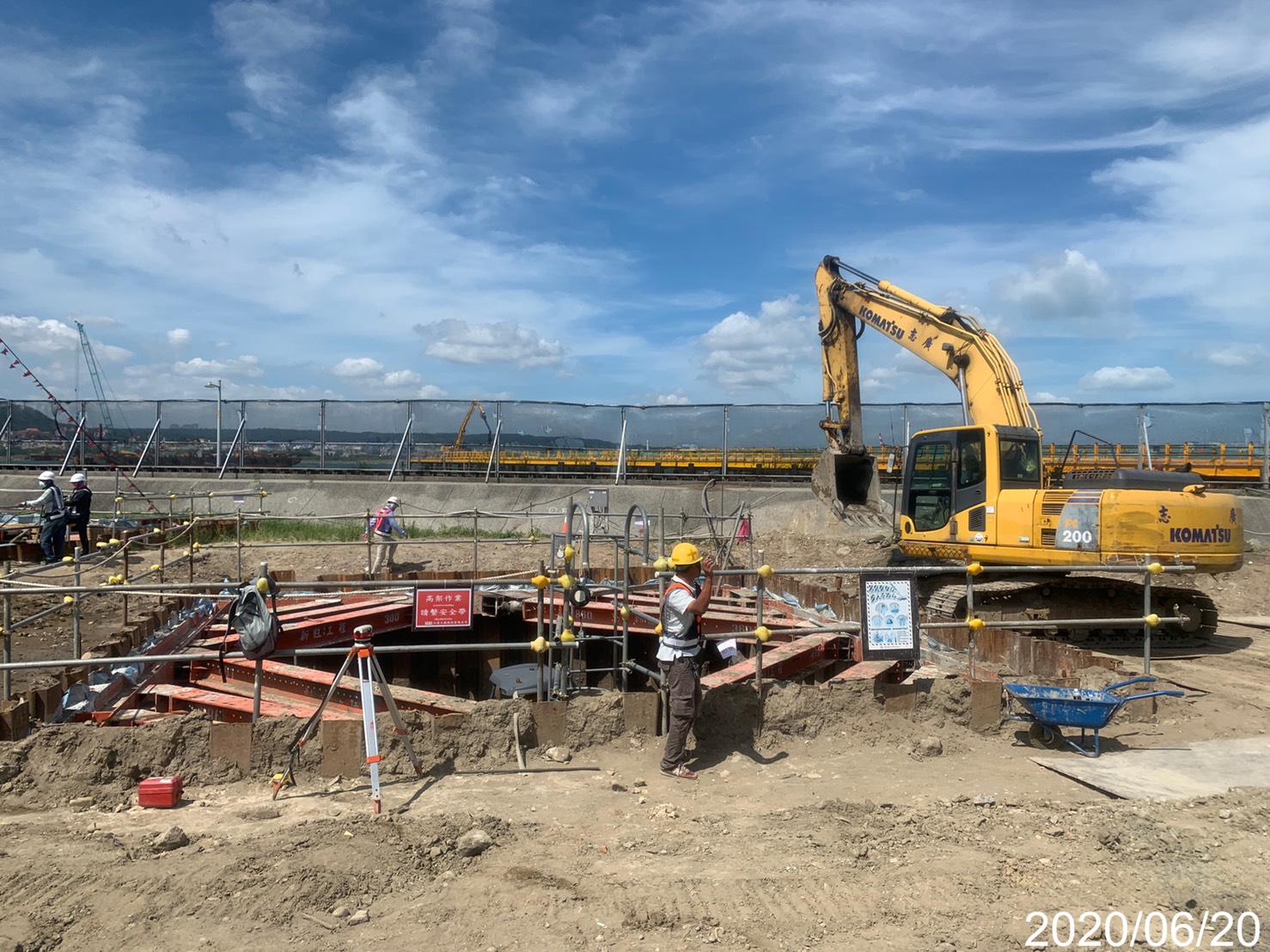 淡水端橋墩基礎開挖施工.