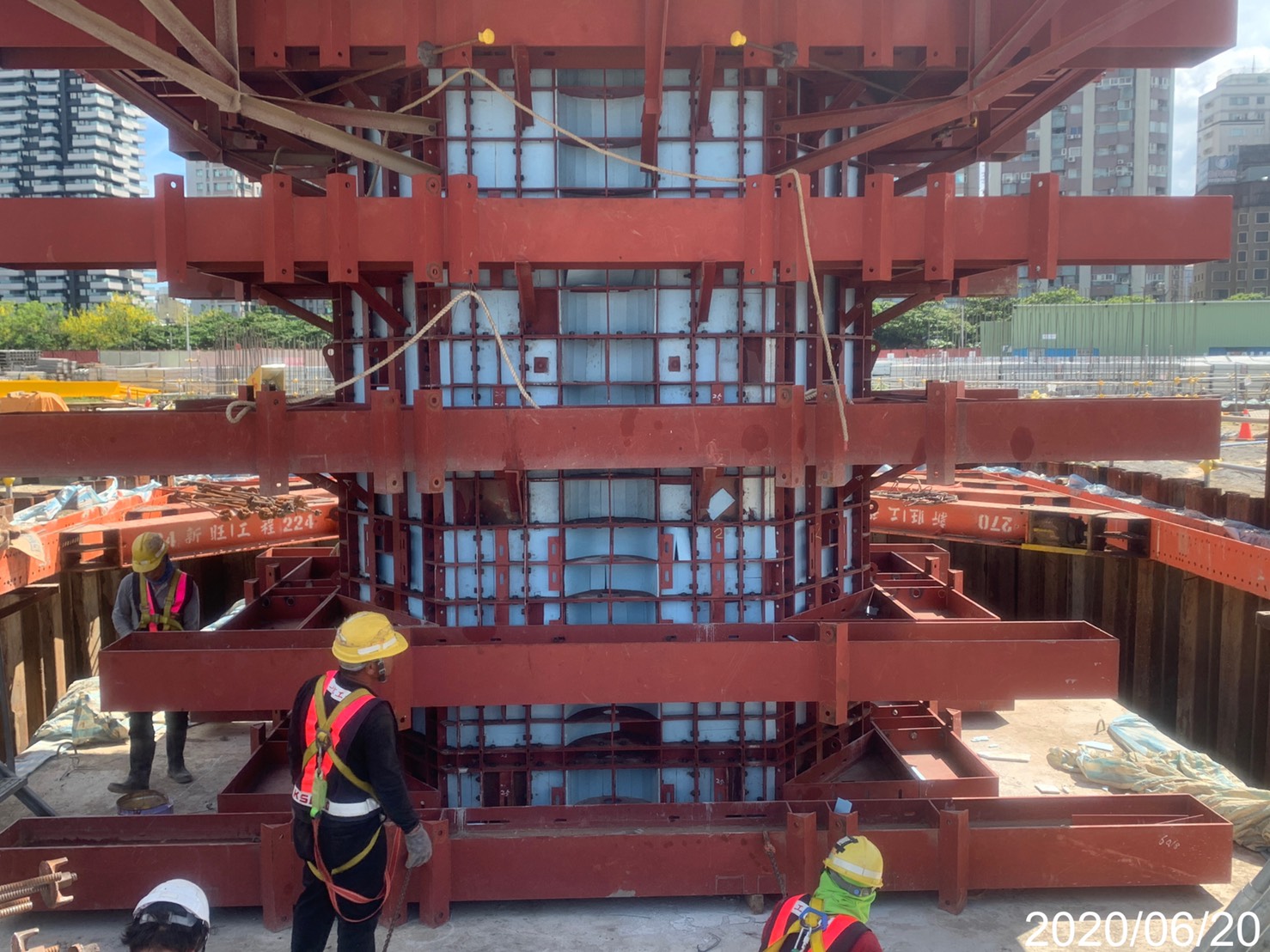 淡水端橋墩墩柱鋼模組立施工.