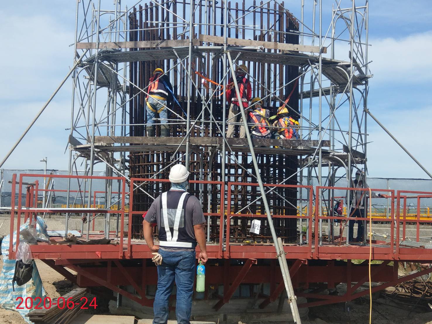 八里端橋墩墩柱昇層鋼筋綁紮