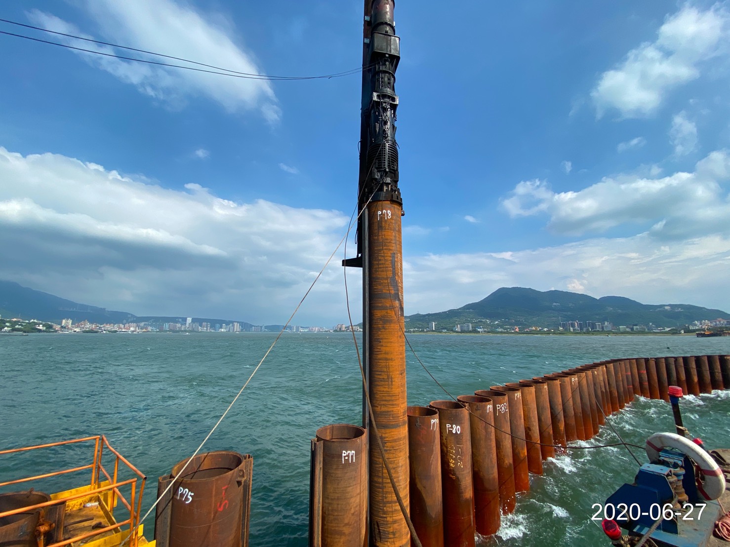 河中段P130墩柱之鋼管樁打設.