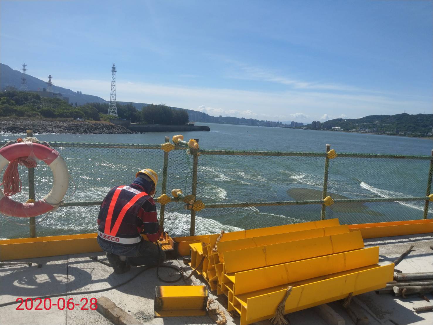 施工鋼便橋欄杆施作