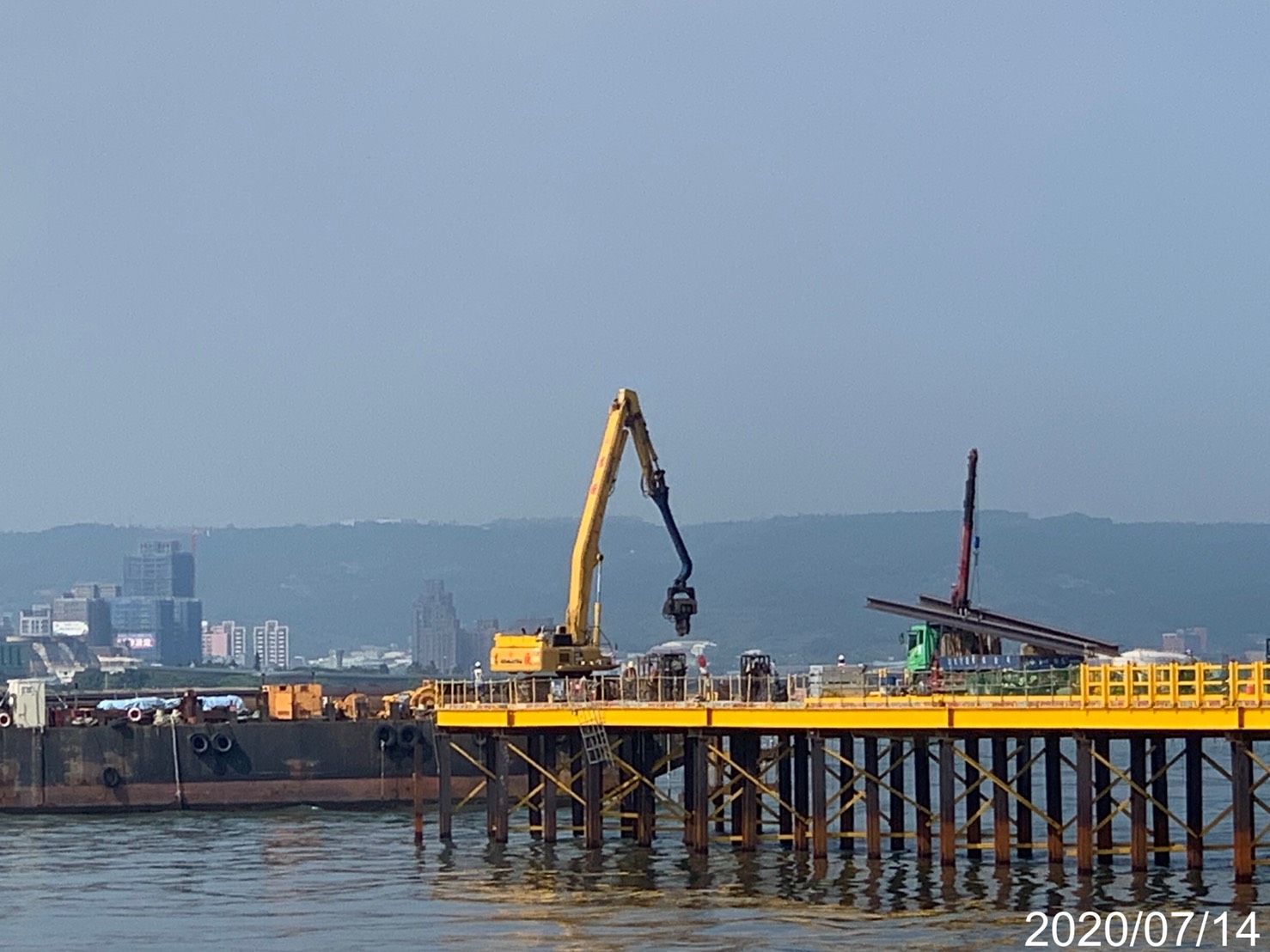 淡水端施工鋼便橋型鋼打設