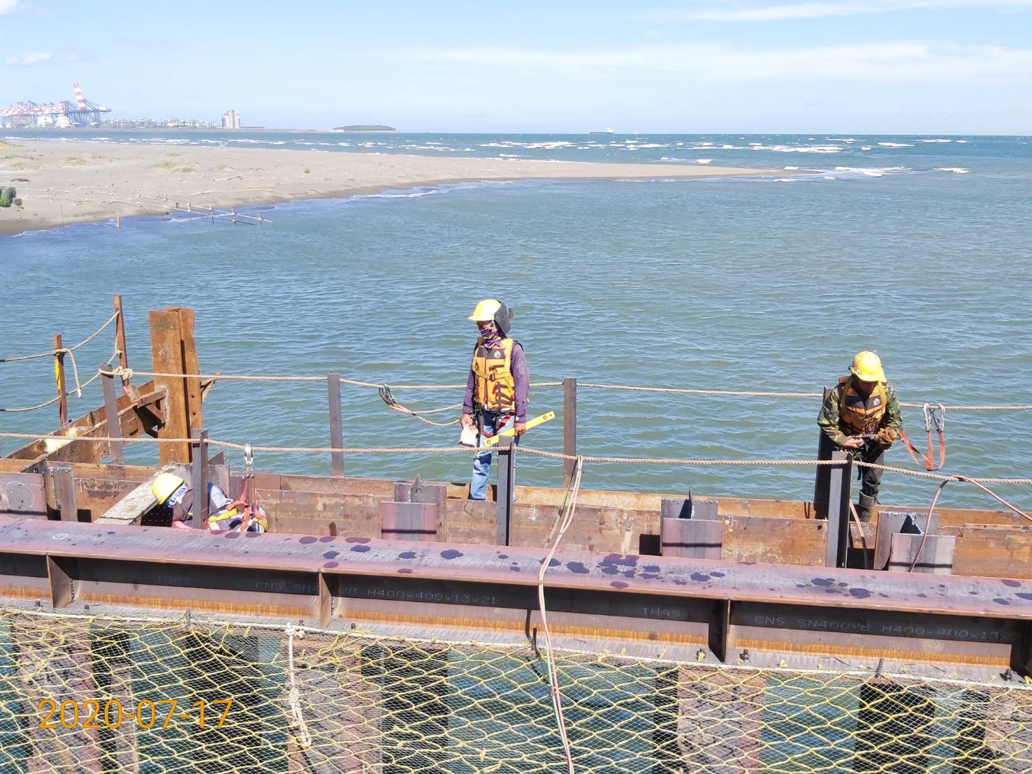 八里端施工鋼便橋打設安裝作業.