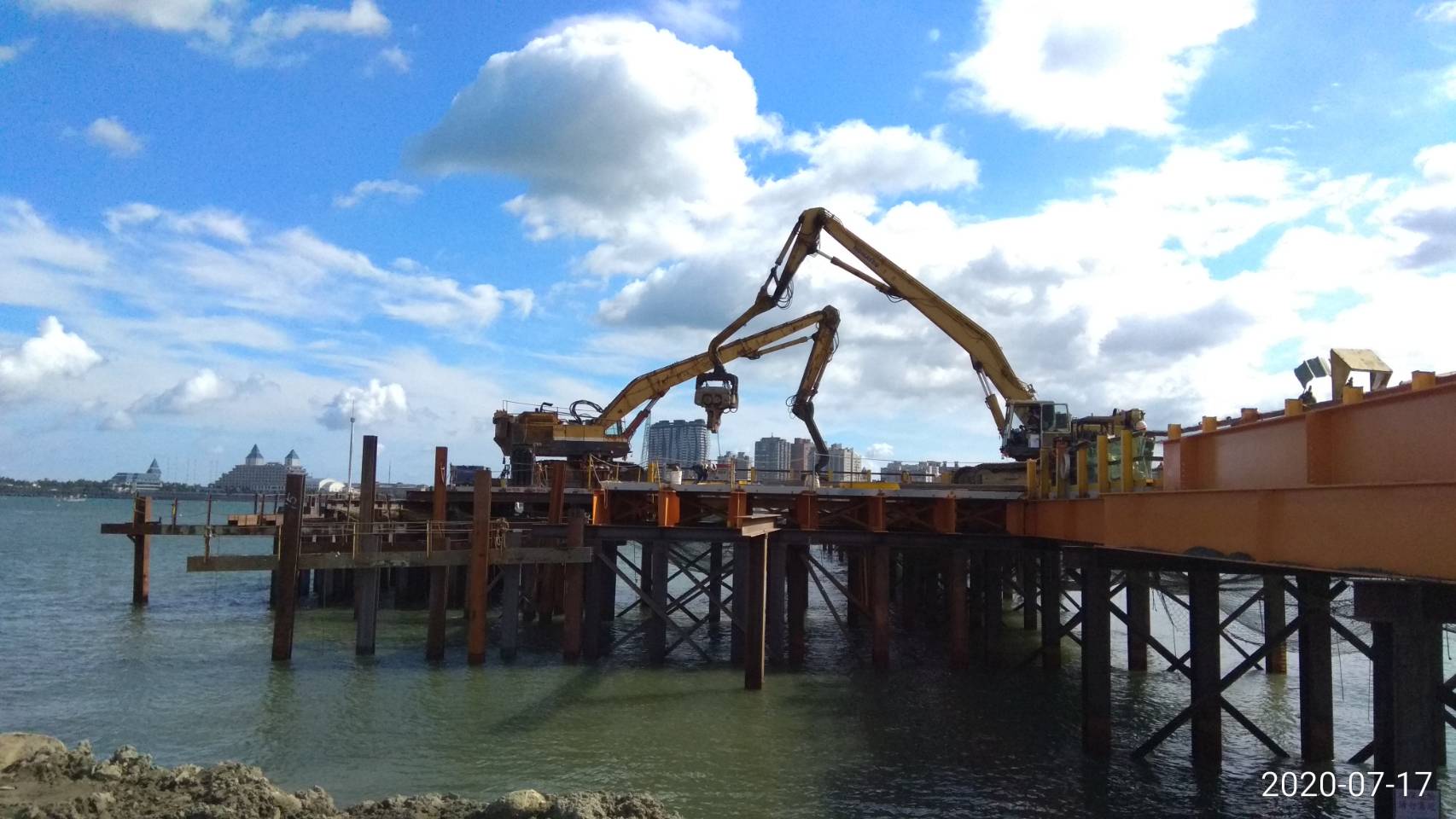 八里端施工鋼便橋打設安裝作業.