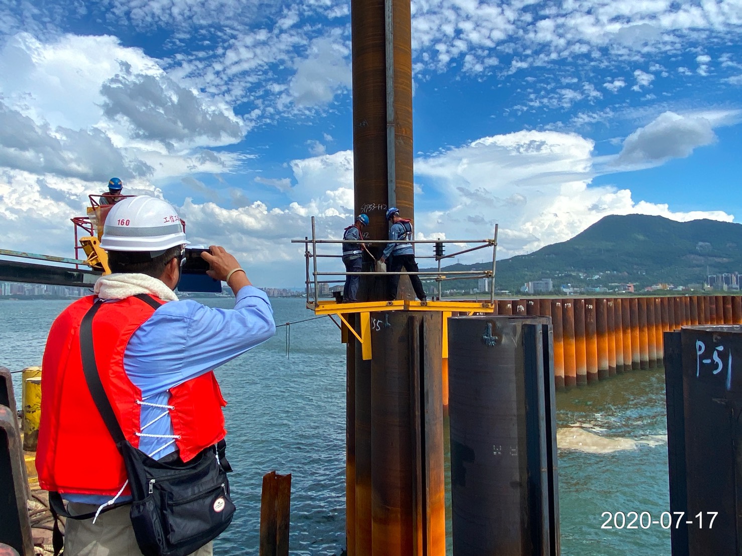 河中段P130主橋塔基礎水中圍堰鋼管板樁打設作業.