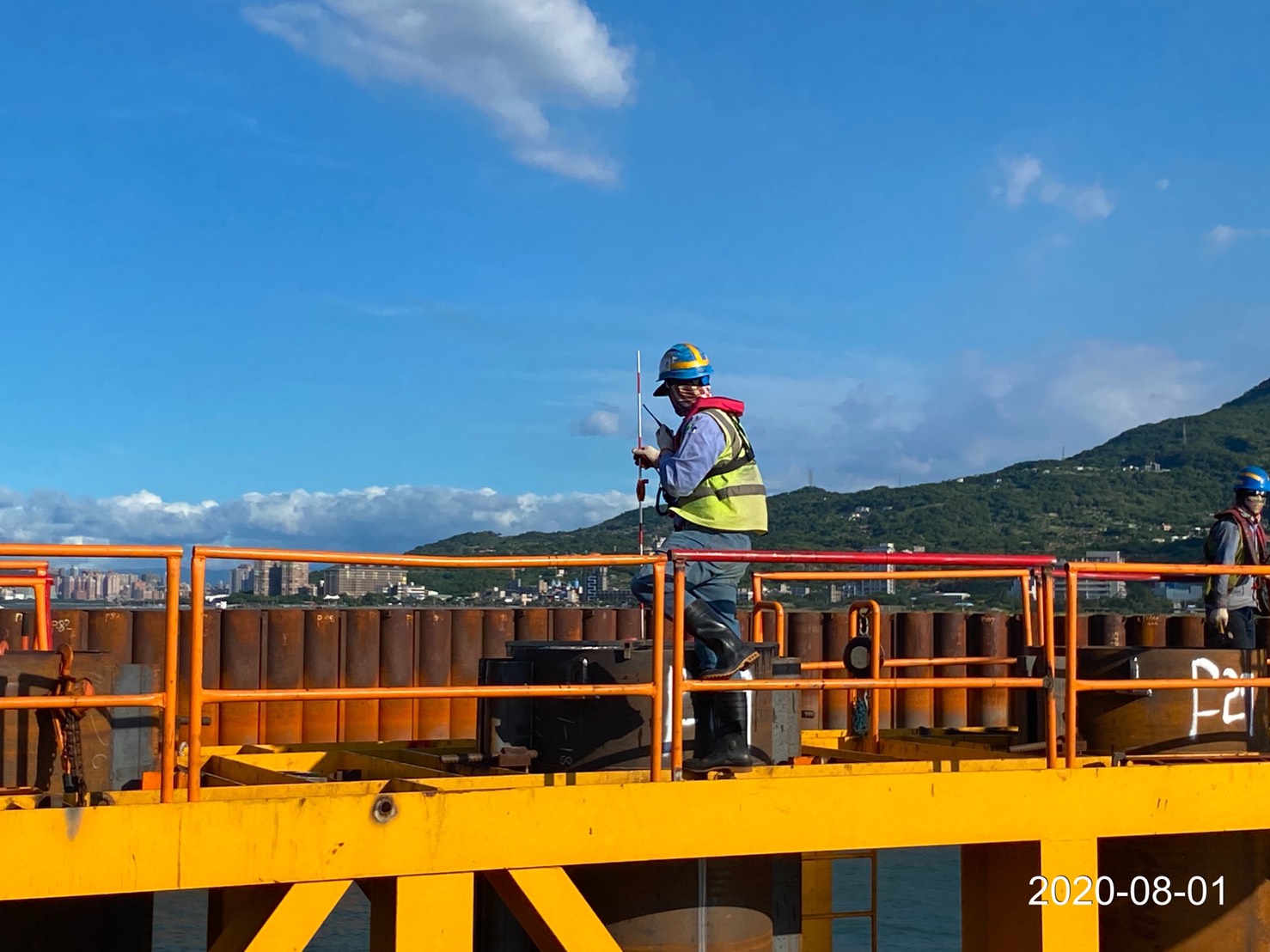 河中段圍堰鋼管樁樁位測量放樣定位作業.