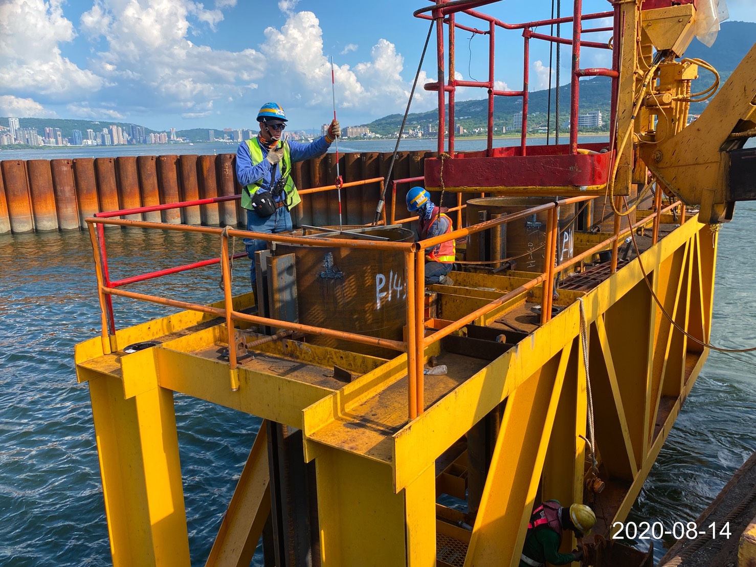 河中段主橋塔圍堰鋼管樁樣架測量定位作業.