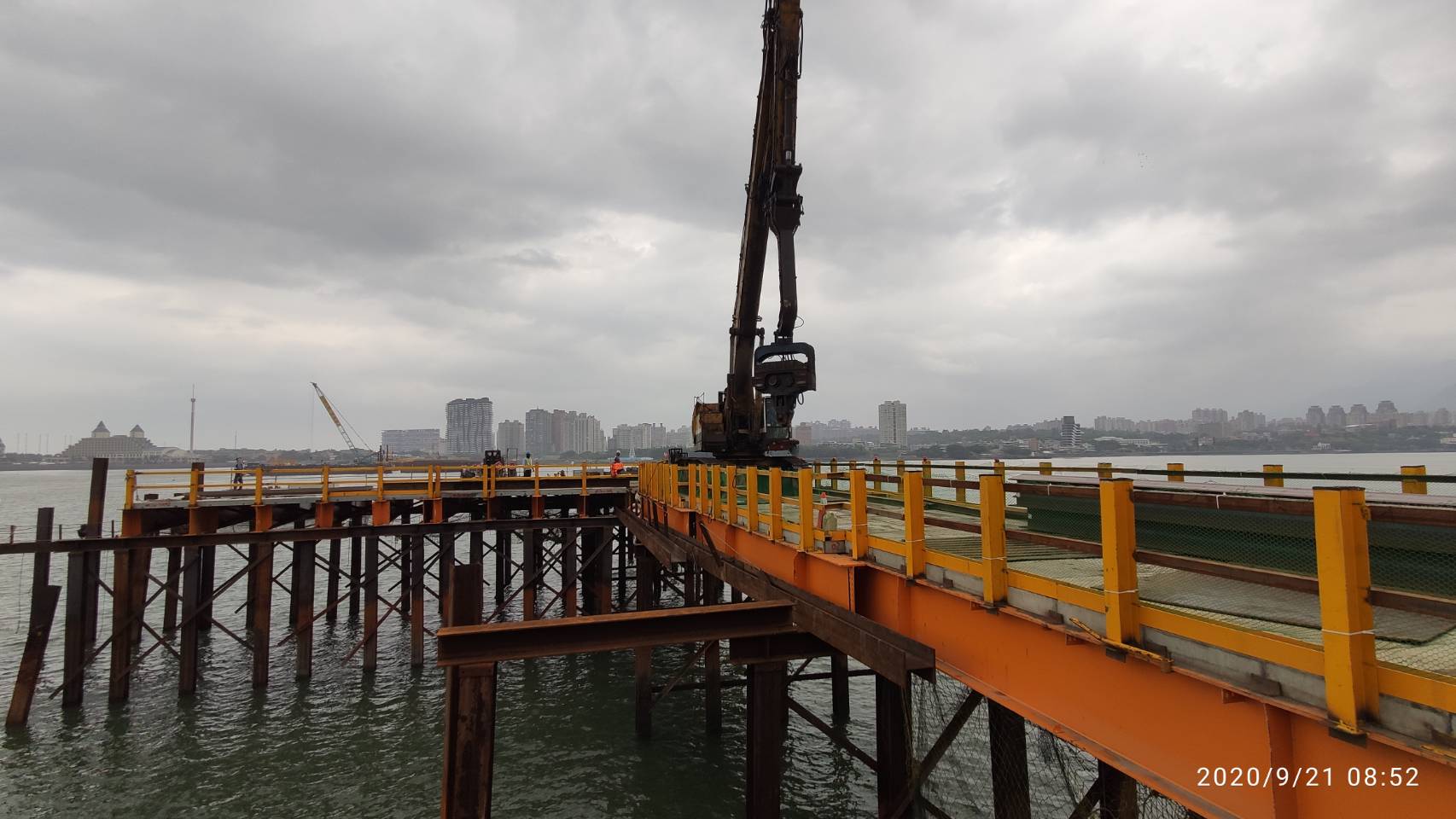 淡水端施工鋼便橋型鋼中間柱打設