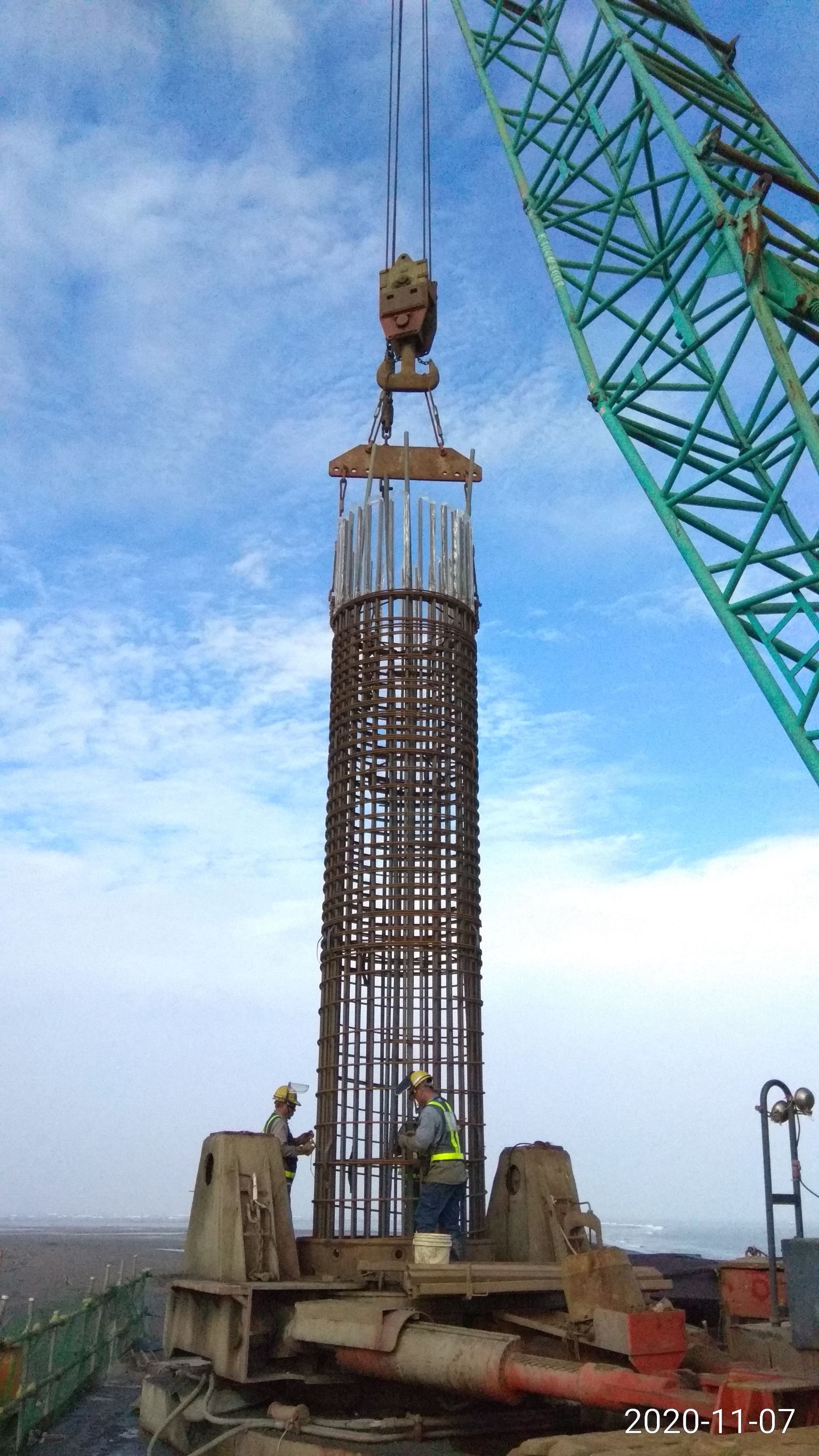 基樁工程鋼筋籠吊放作業.