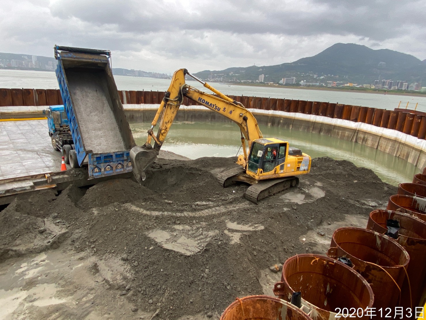 淡水端河中段P130鋼管板樁圍堰內土方回填