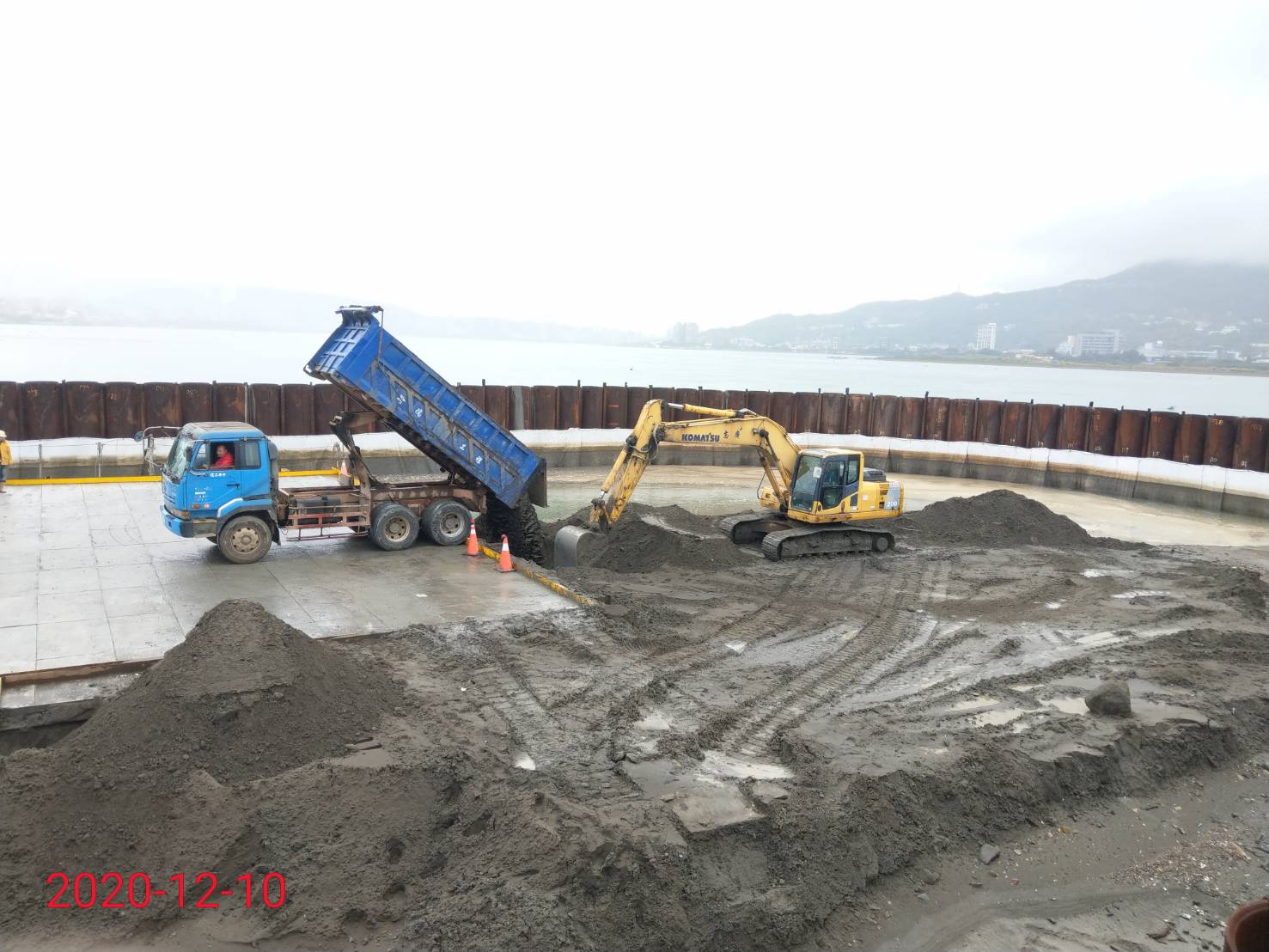淡水端P130鋼管板樁圍堰內土方回填
