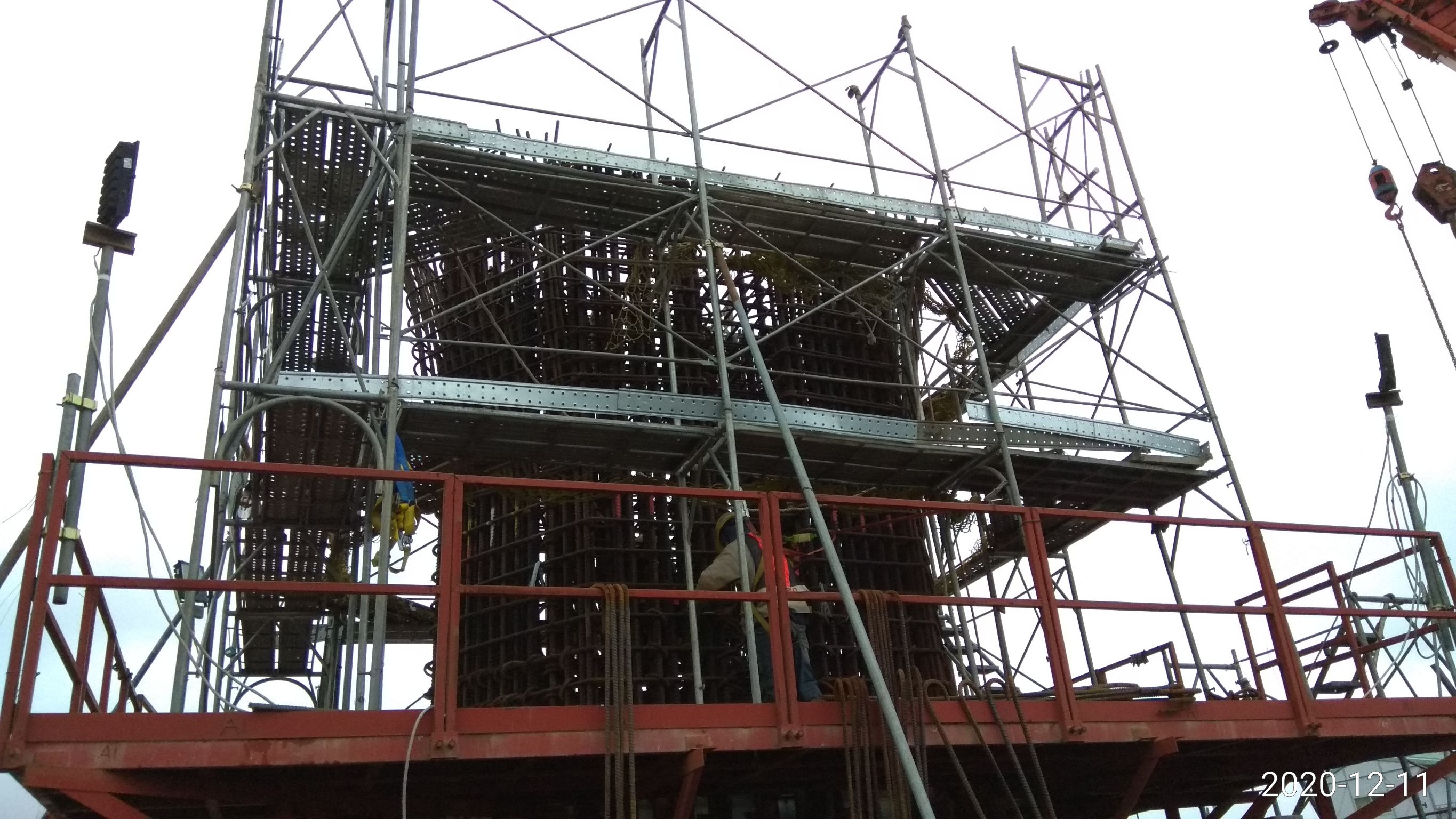 橋墩墩柱鋼筋綁紮及施工架組裝作業.