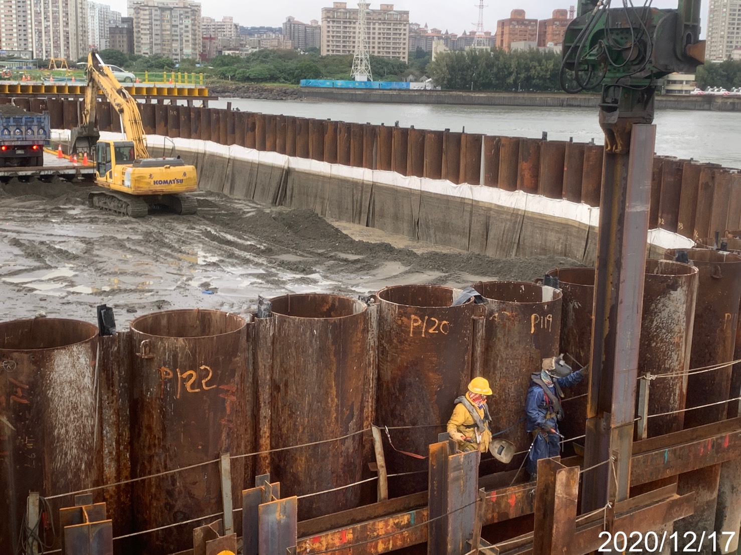 淡水端施工便橋第53-4跨立柱接樁打設