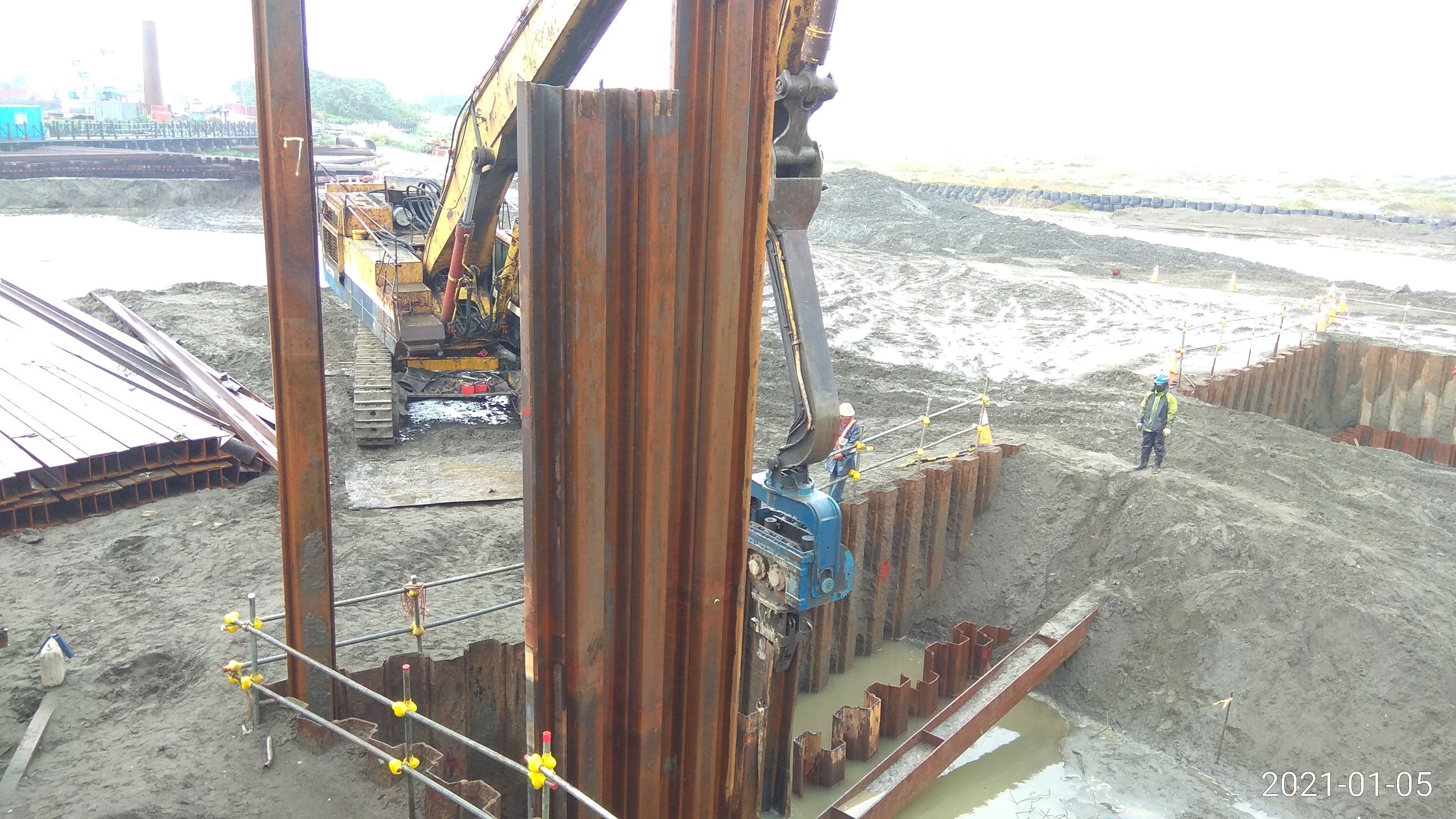 河中段基礎擋土圍堰鋼板樁打設.
