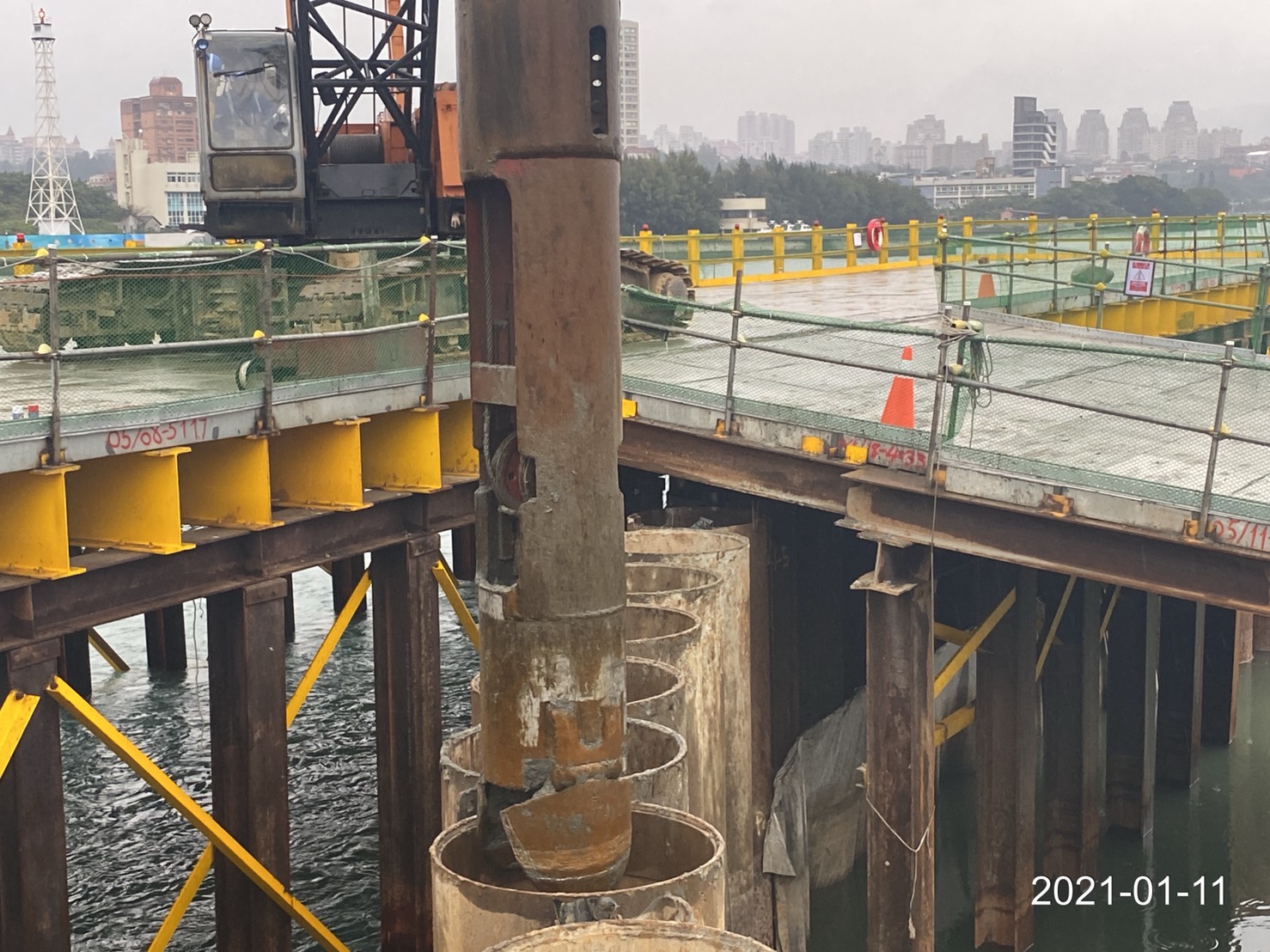 河中段P130鋼管板樁內土方挖掘取出