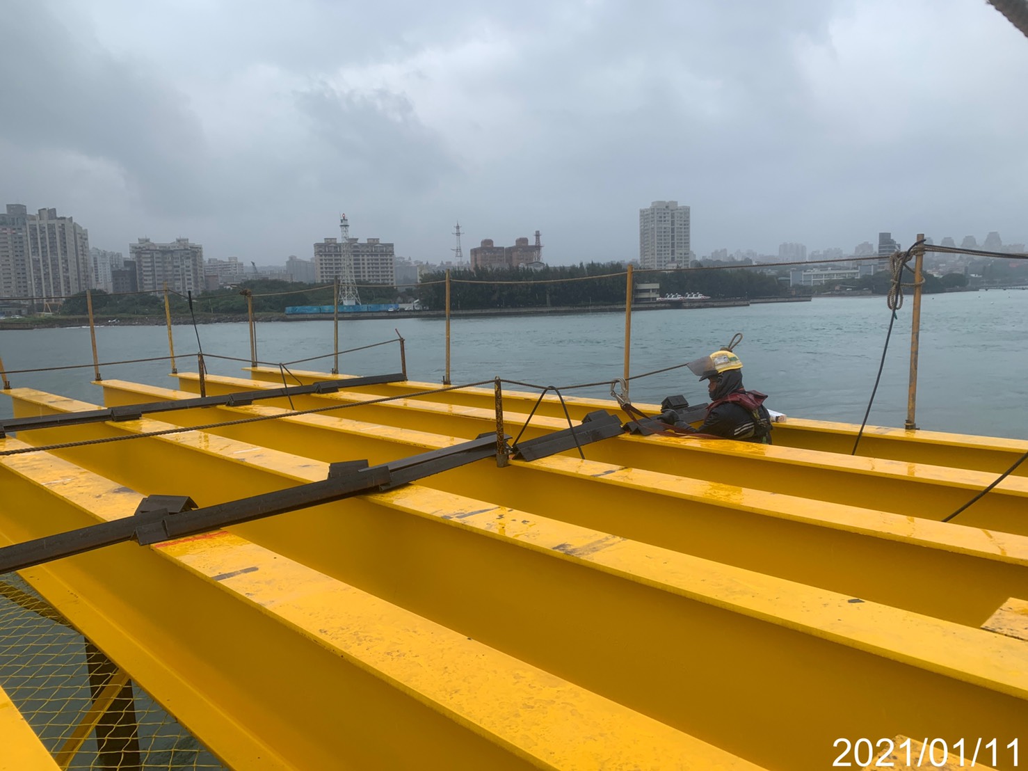 淡水端施工便橋橫樑角鐵固定銲接