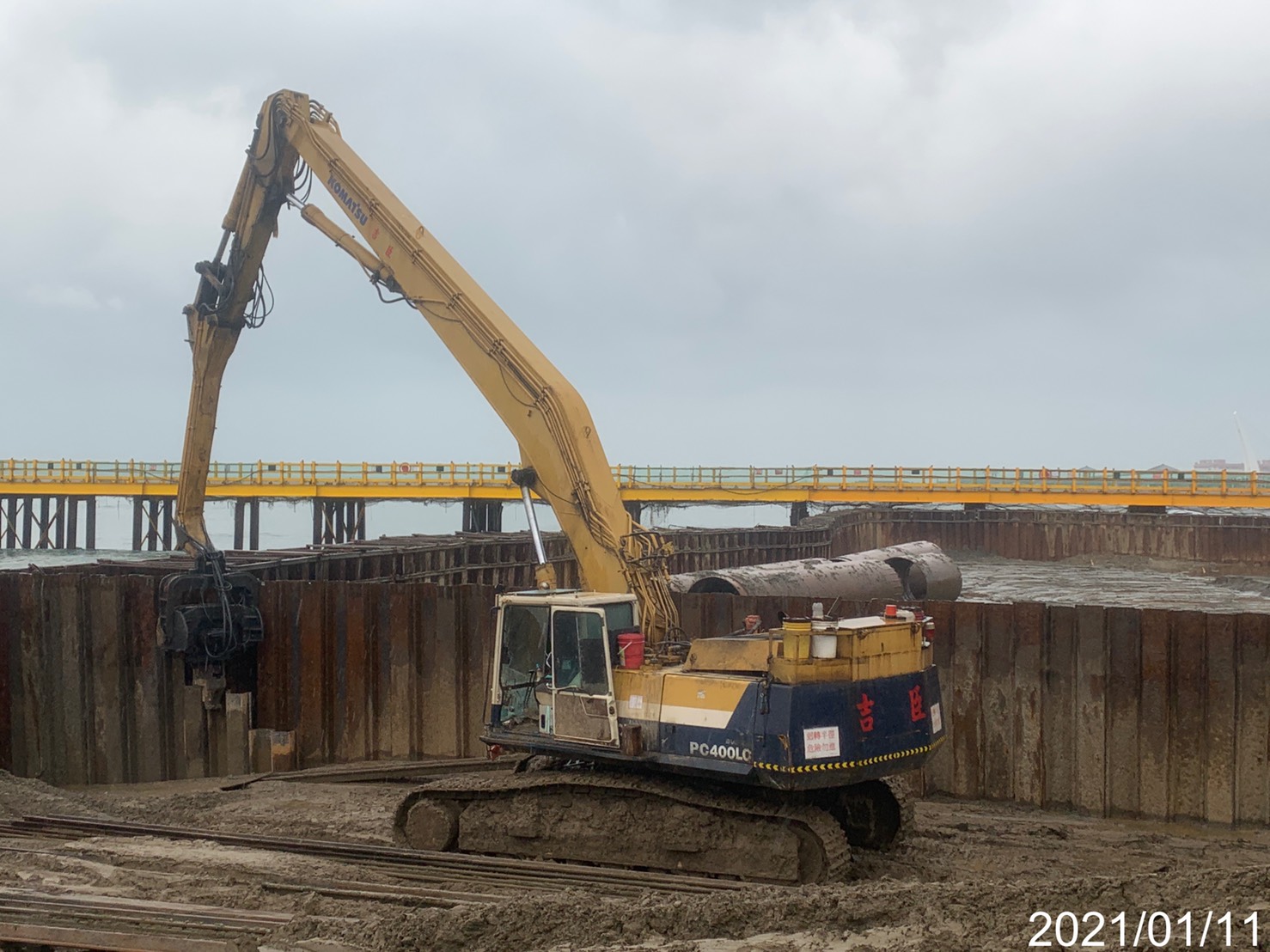 淡水端大圍堰鋼板樁打設