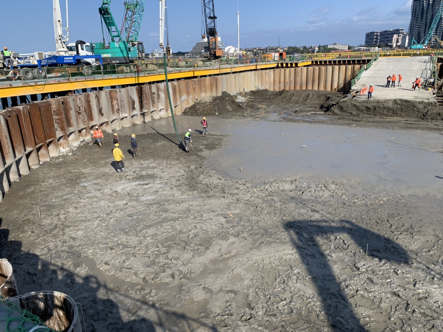 河中段P130鋼管板樁圍堰內（八里側）PC澆置