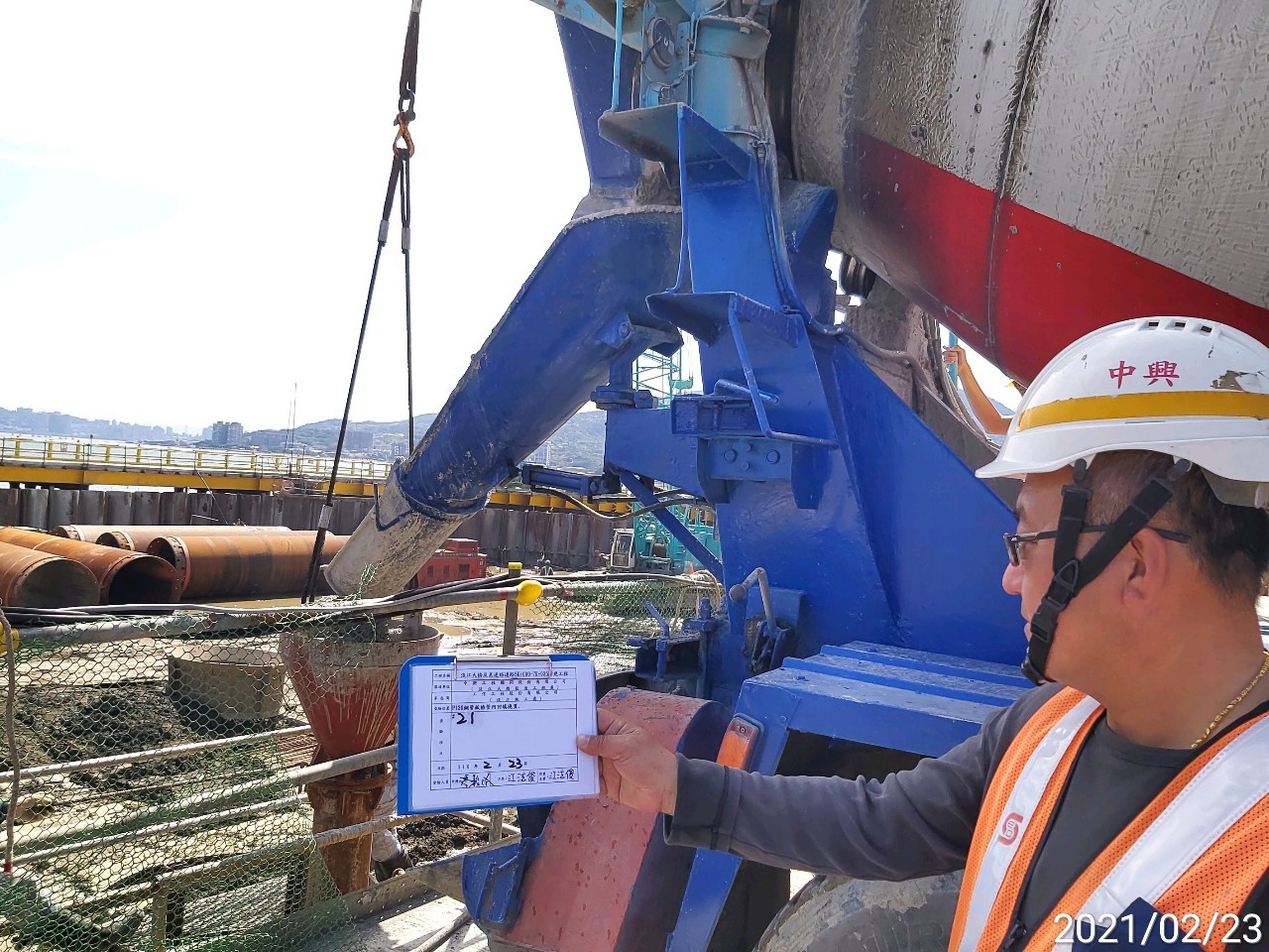 河中段圍堰鋼管鈑樁管內回填水中RC作業情況.