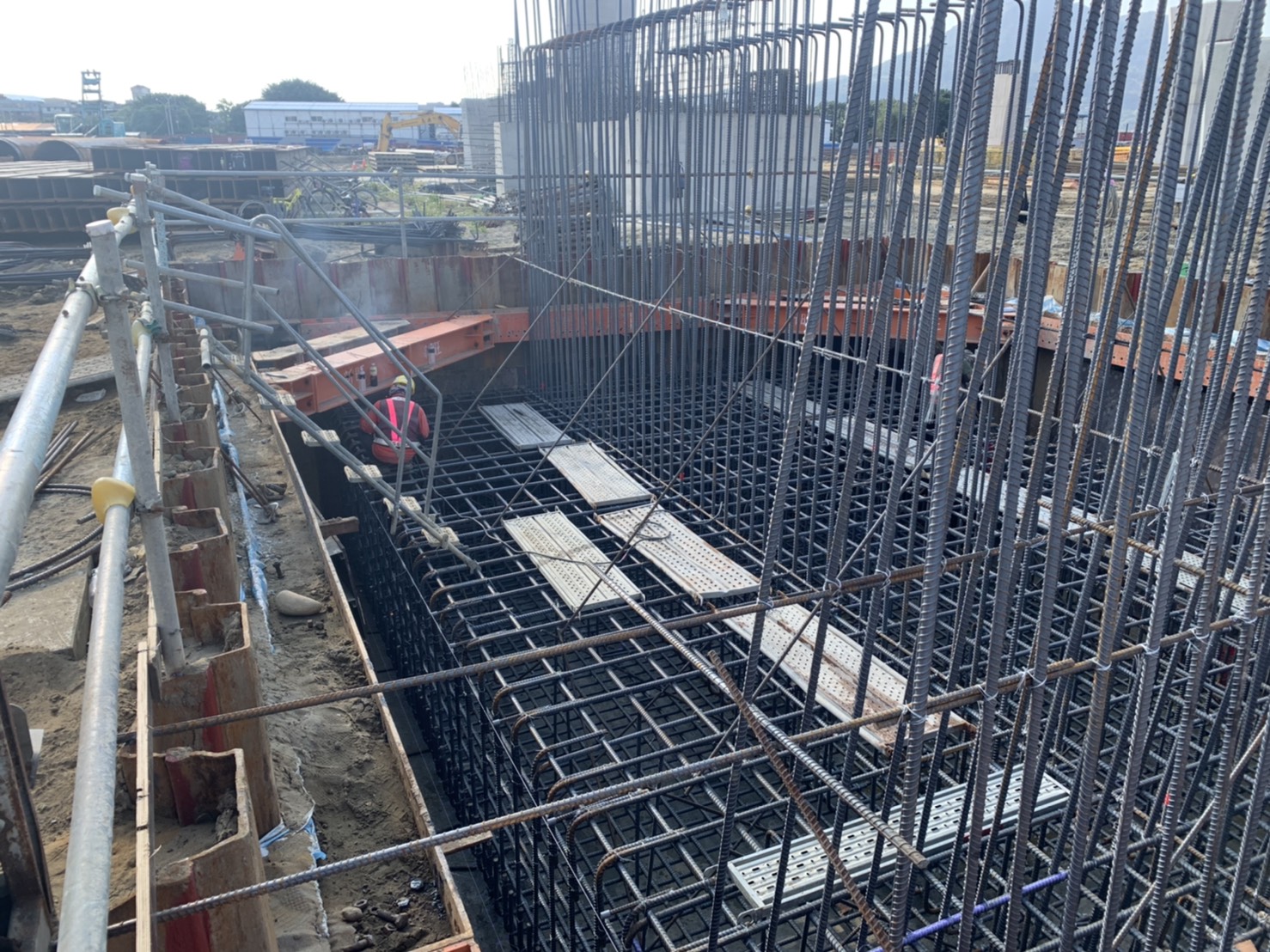 陸上段橋台基礎結構物鋼筋綁紮作業.